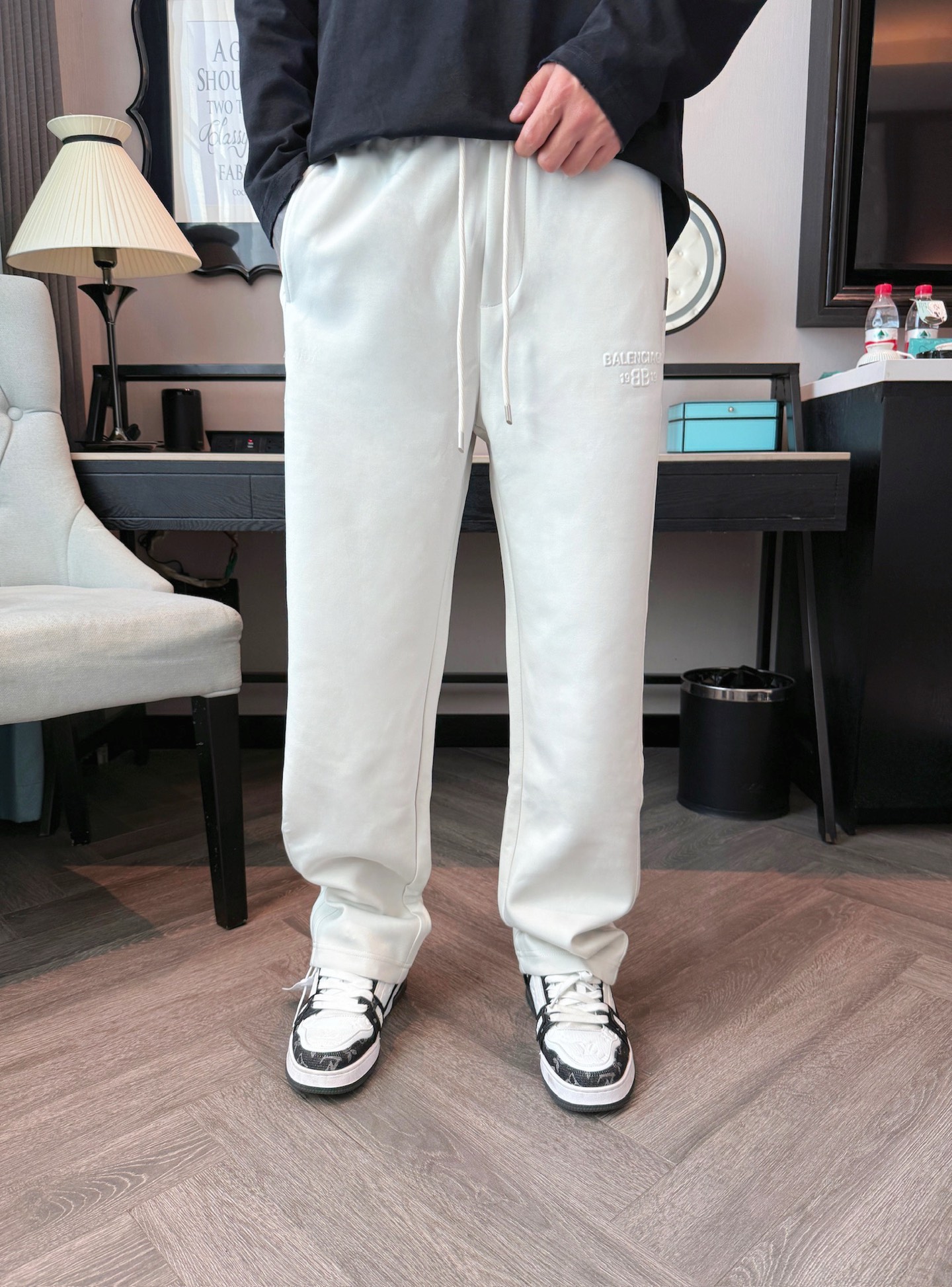 巴黎世家 顶级货品🐮 🆕2025秋冬新款休闲裤！官网同步发售。品牌经典LOGO休闲裤 ，定制面料，舒适度