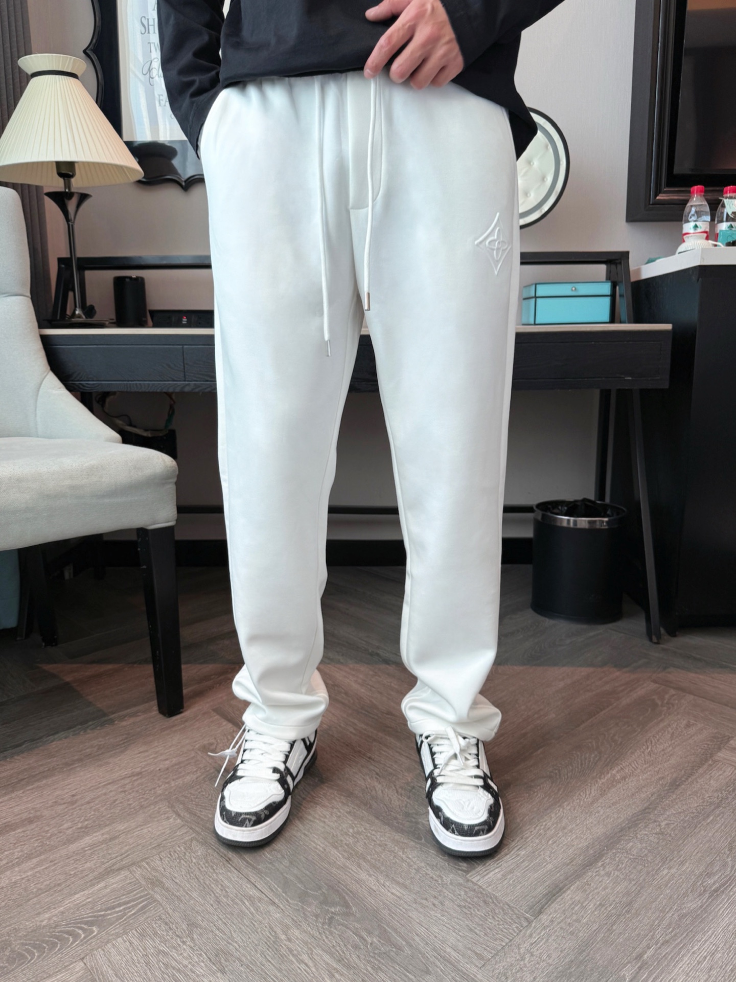 LV 顶级货品🐮 🆕2025秋冬新款休闲裤！官网同步发售。品牌经典LOGO休闲裤 ，定制面料，舒适度极好