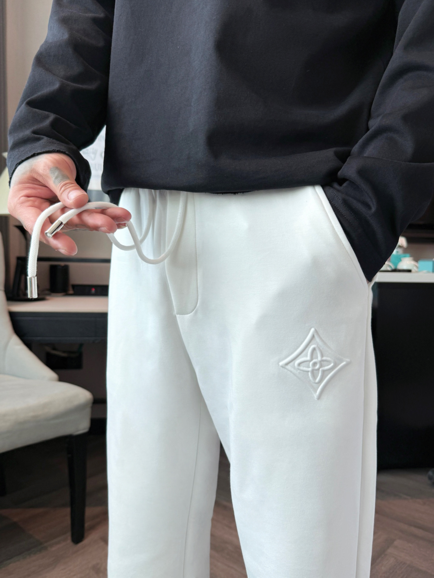 LV 顶级货品🐮 🆕2025秋冬新款休闲裤！官网同步发售。品牌经典LOGO休闲裤 ，定制面料，舒适度极好