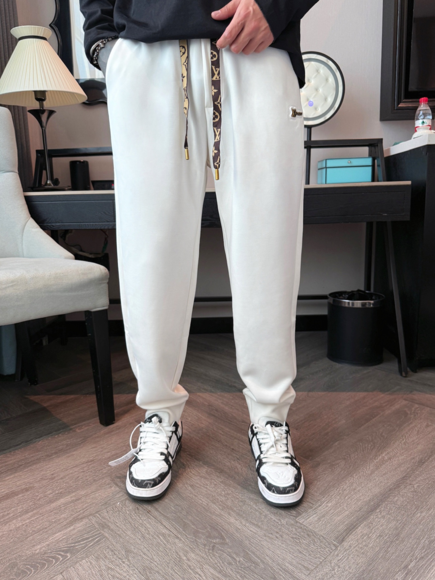 LV 顶级货品🐮 🆕2025秋冬新款休闲裤！官网同步发售。品牌经典LOGO休闲裤 ，定制面料，舒适度极好