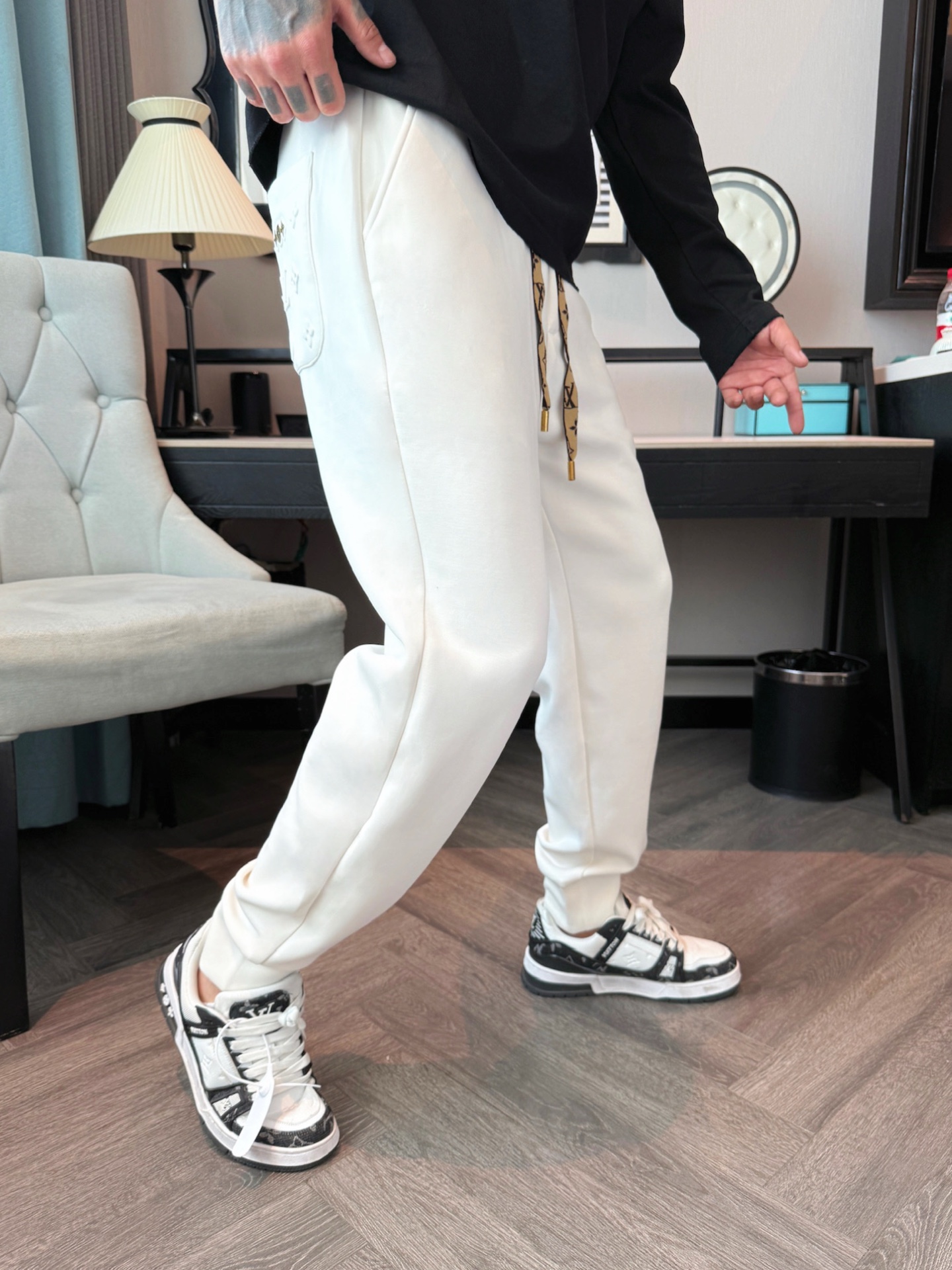 LV 顶级货品🐮 🆕2025秋冬新款休闲裤！官网同步发售。品牌经典LOGO休闲裤 ，定制面料，舒适度极好