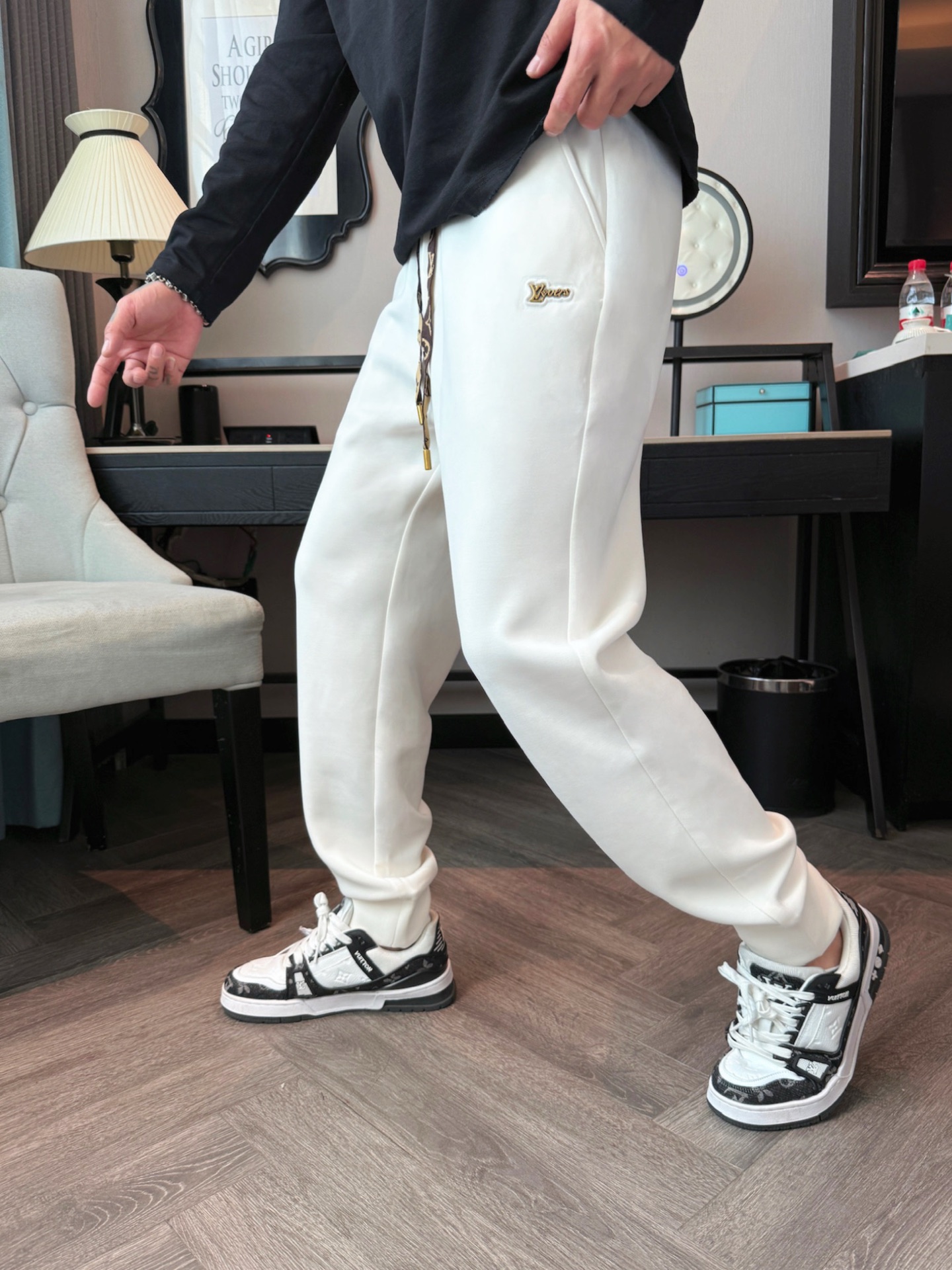 LV 顶级货品🐮 🆕2025秋冬新款休闲裤！官网同步发售。品牌经典LOGO休闲裤 ，定制面料，舒适度极好