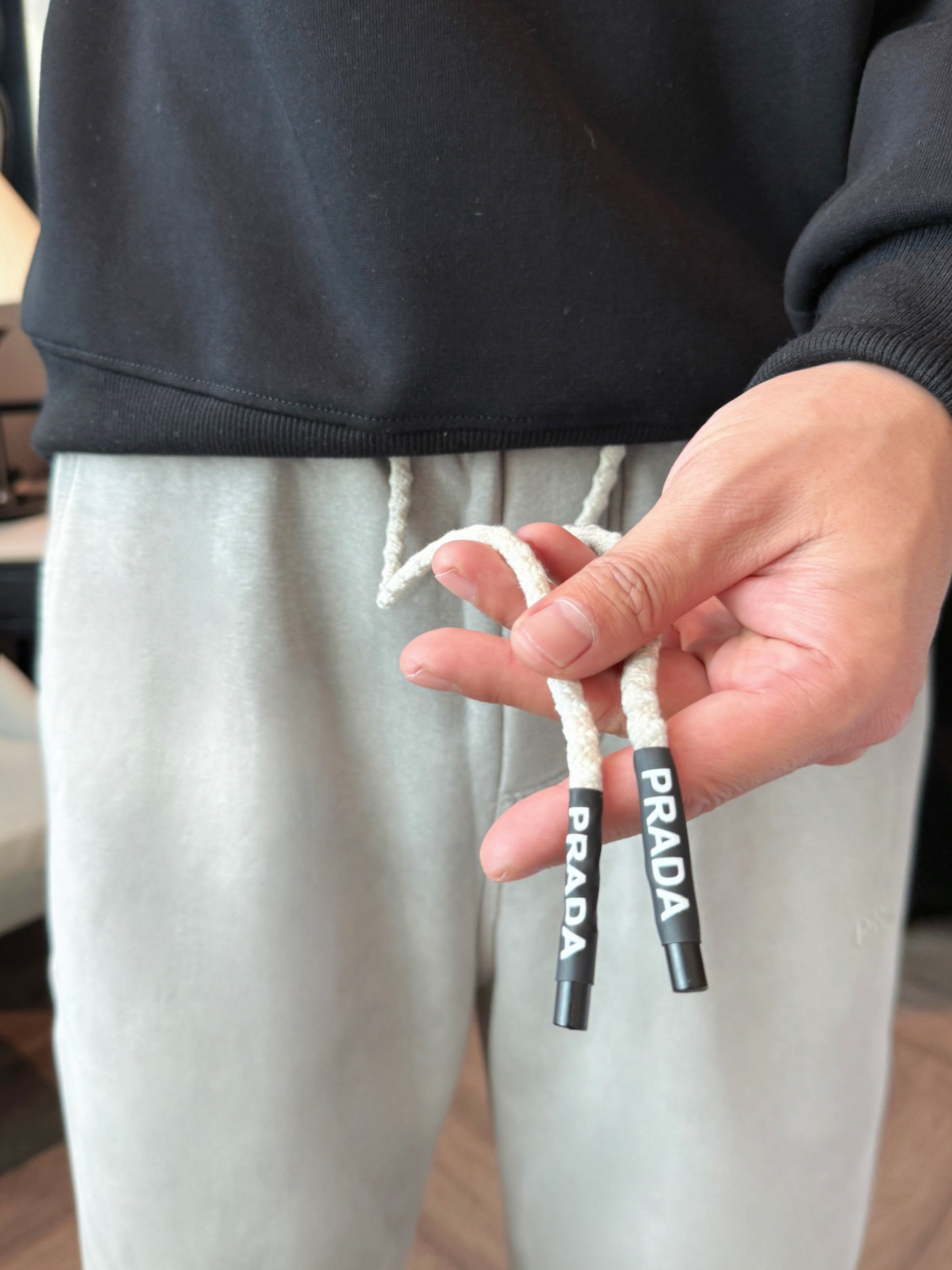 普拉达 顶级货品🐮 🆕2025秋冬新款休闲裤！官网同步发售。品牌经典LOGO休闲裤 ，定制面料，舒适度极