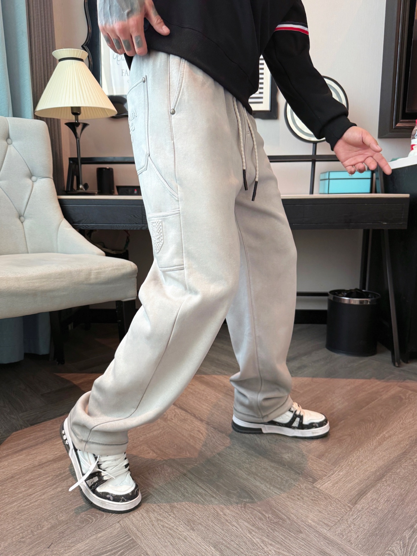 普拉达 顶级货品🐮 🆕2025秋冬新款休闲裤！官网同步发售。品牌经典LOGO休闲裤 ，定制面料，舒适度极