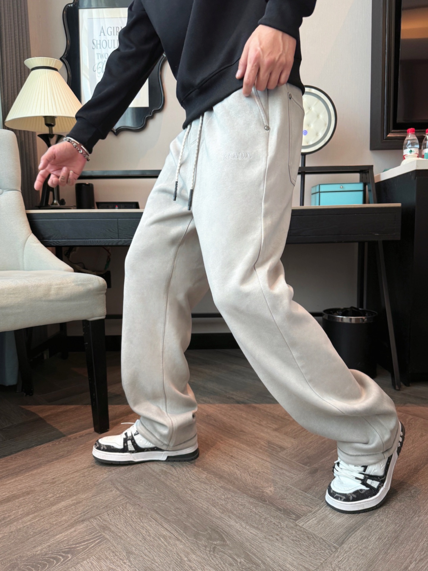 普拉达 顶级货品🐮 🆕2025秋冬新款休闲裤！官网同步发售。品牌经典LOGO休闲裤 ，定制面料，舒适度极
