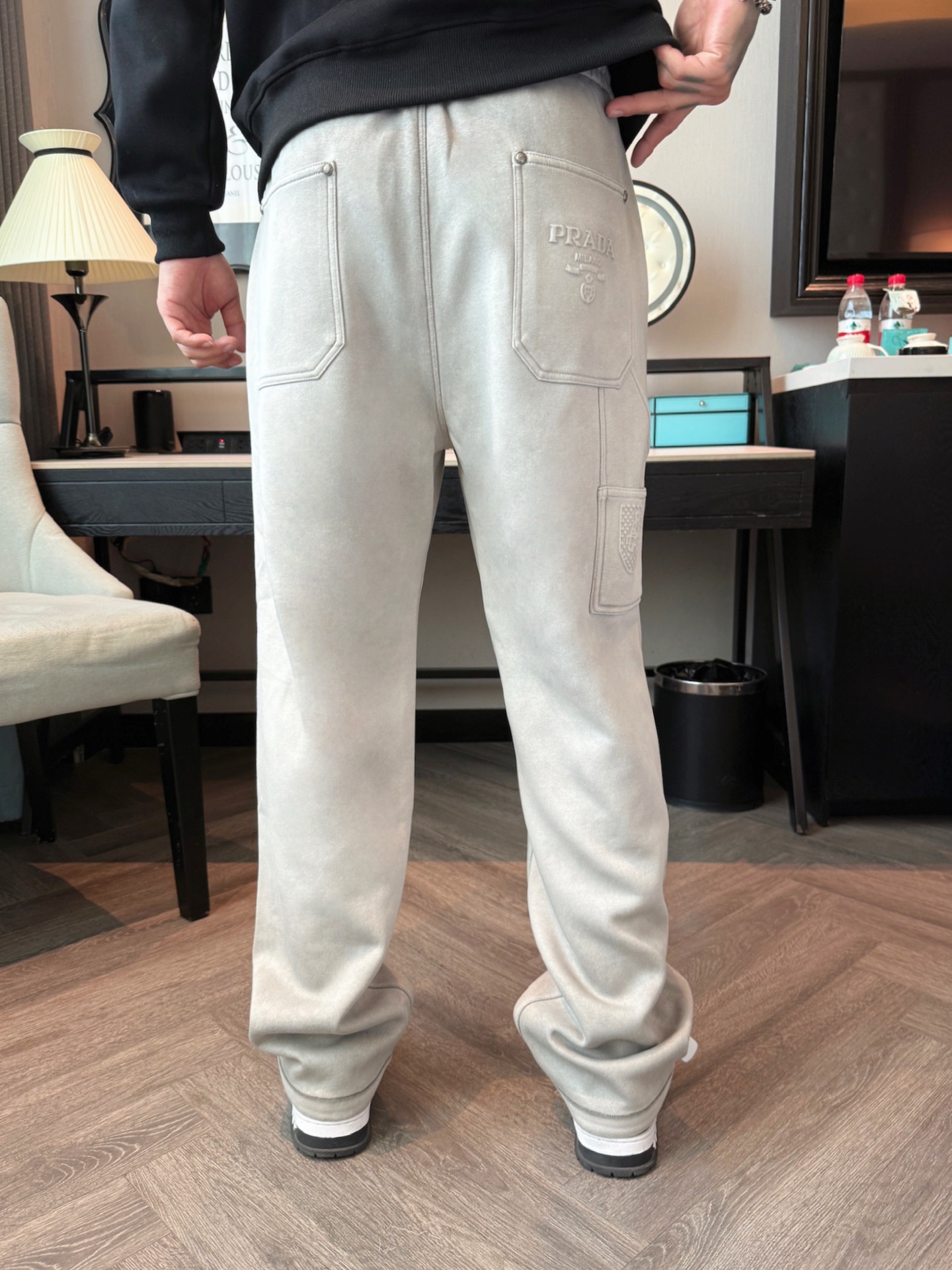 普拉达 顶级货品🐮 🆕2025秋冬新款休闲裤！官网同步发售。品牌经典LOGO休闲裤 ，定制面料，舒适度极