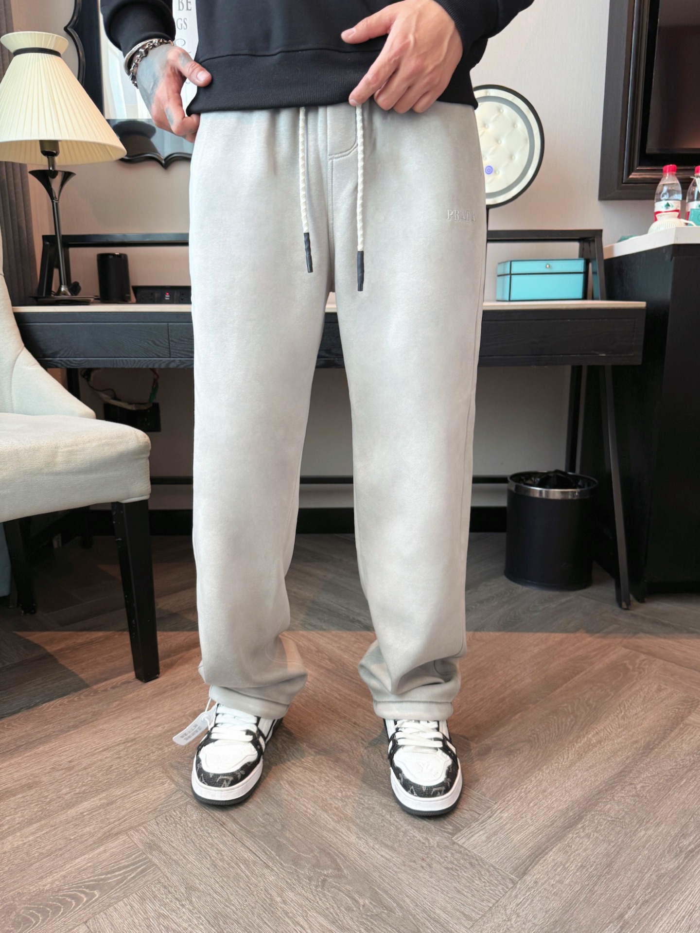 普拉达 顶级货品🐮 🆕2025秋冬新款休闲裤！官网同步发售。品牌经典LOGO休闲裤 ，定制面料，舒适度极