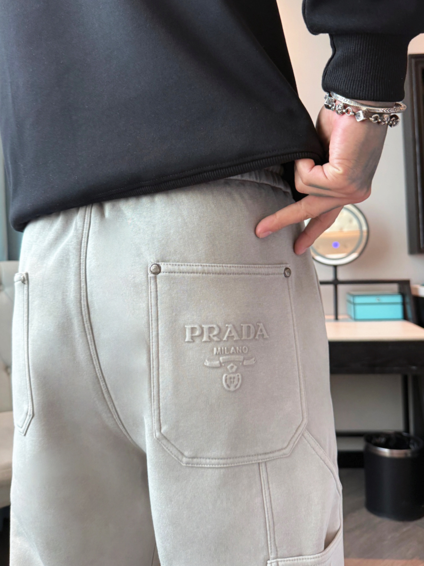 普拉达 顶级货品🐮 🆕2025秋冬新款休闲裤！官网同步发售。品牌经典LOGO休闲裤 ，定制面料，舒适度极