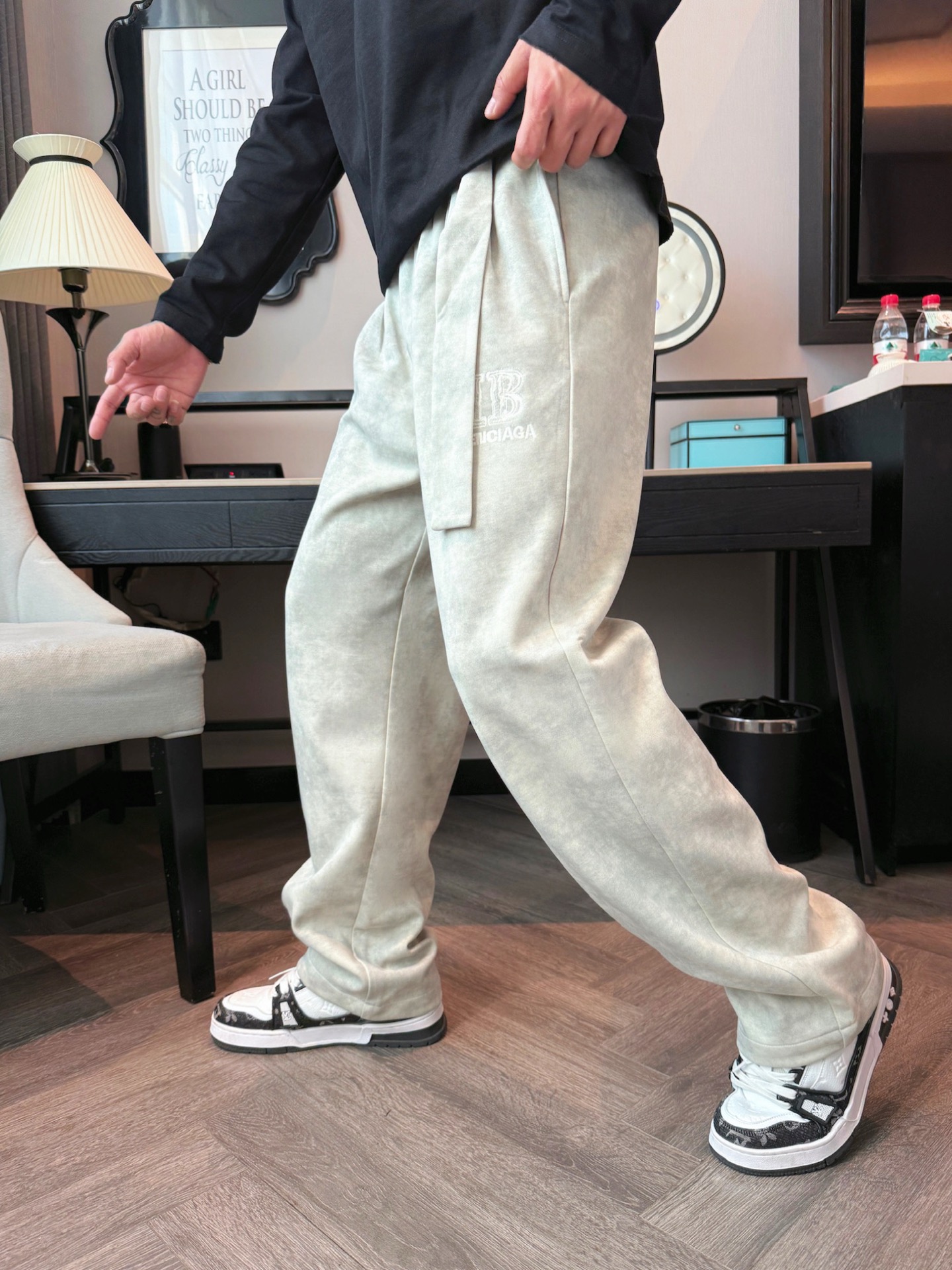 巴黎世家 顶级货品🐮 🆕2025秋冬新款休闲裤！官网同步发售。品牌经典LOGO休闲裤 ，定制面料，舒适度