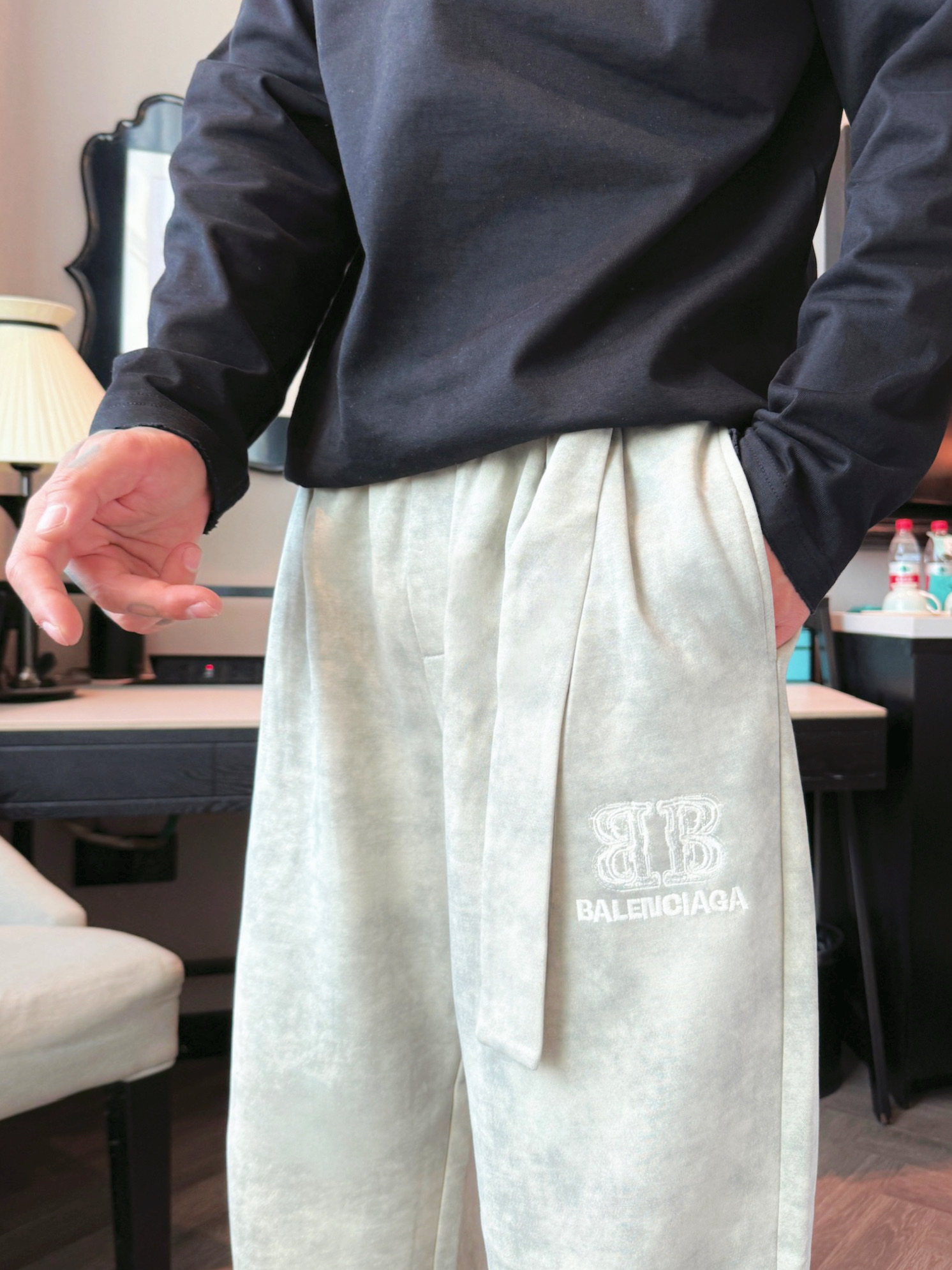 巴黎世家 顶级货品🐮 🆕2025秋冬新款休闲裤！官网同步发售。品牌经典LOGO休闲裤 ，定制面料，舒适度