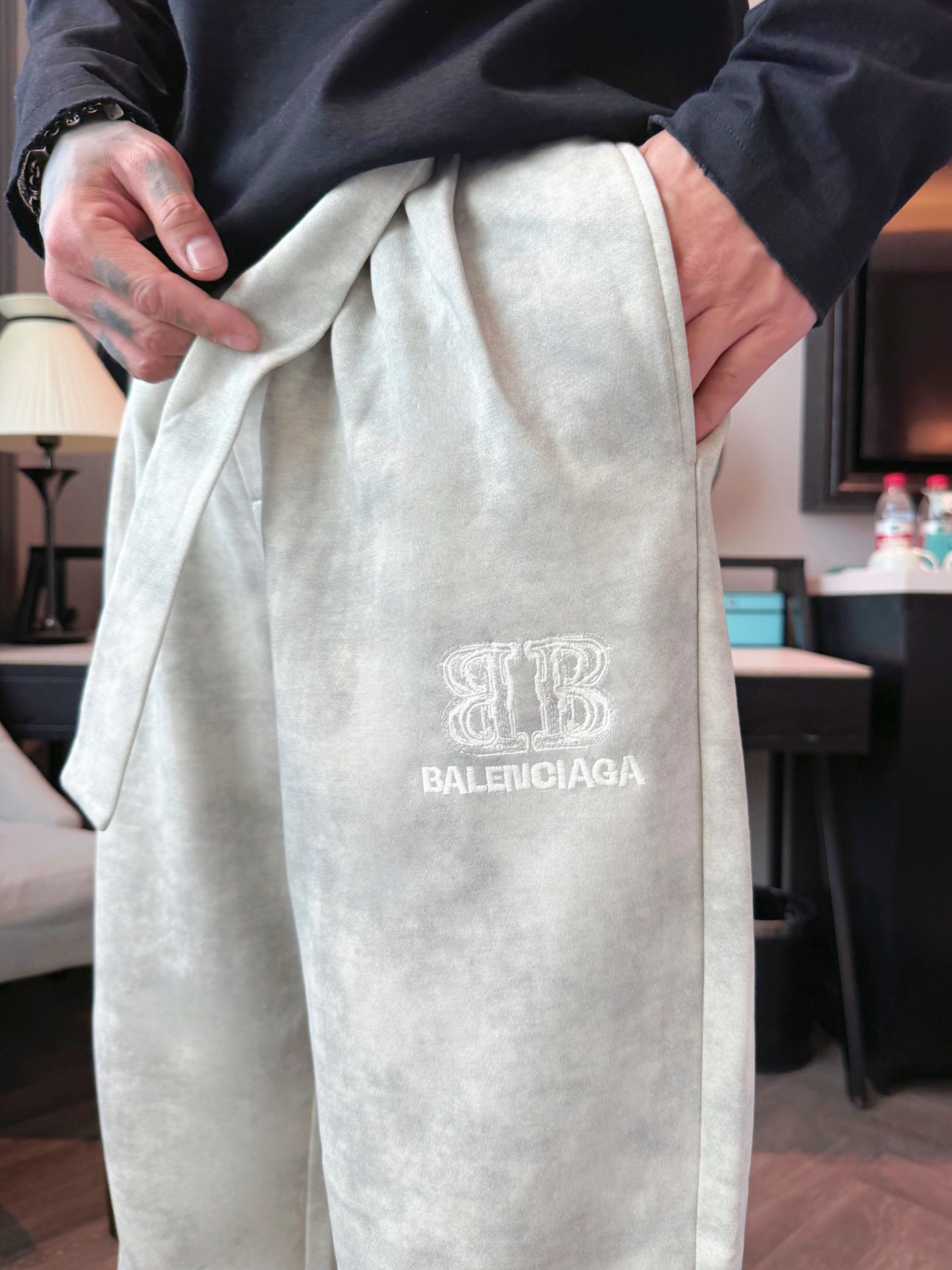 巴黎世家 顶级货品🐮 🆕2025秋冬新款休闲裤！官网同步发售。品牌经典LOGO休闲裤 ，定制面料，舒适度