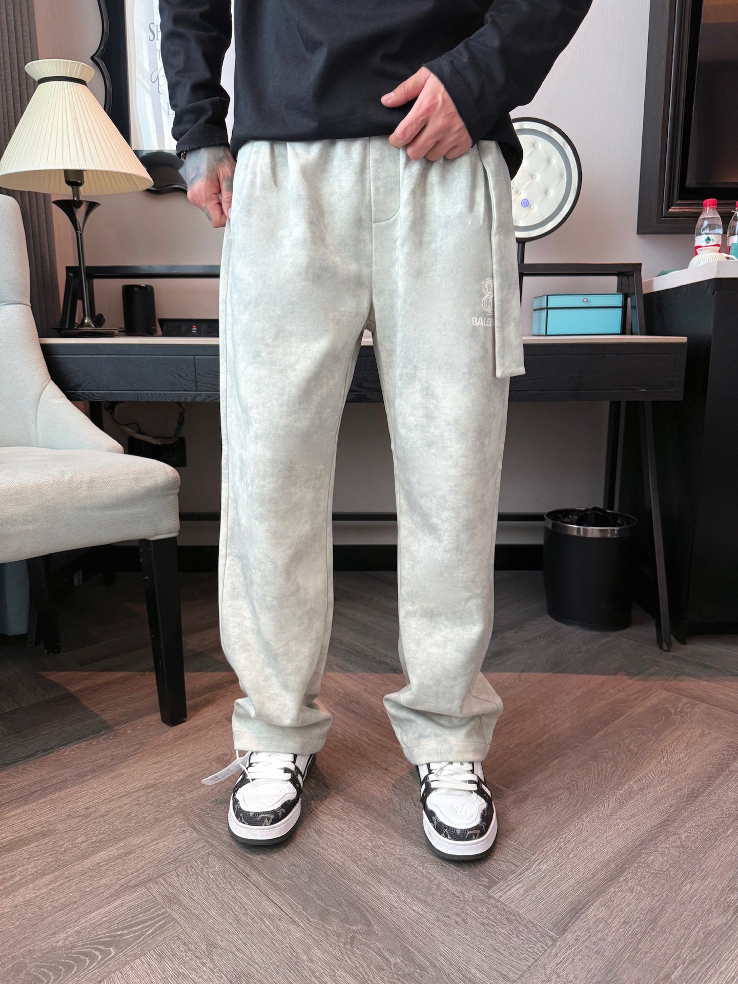 巴黎世家 顶级货品🐮 🆕2025秋冬新款休闲裤！官网同步发售。品牌经典LOGO休闲裤 ，定制面料，舒适度