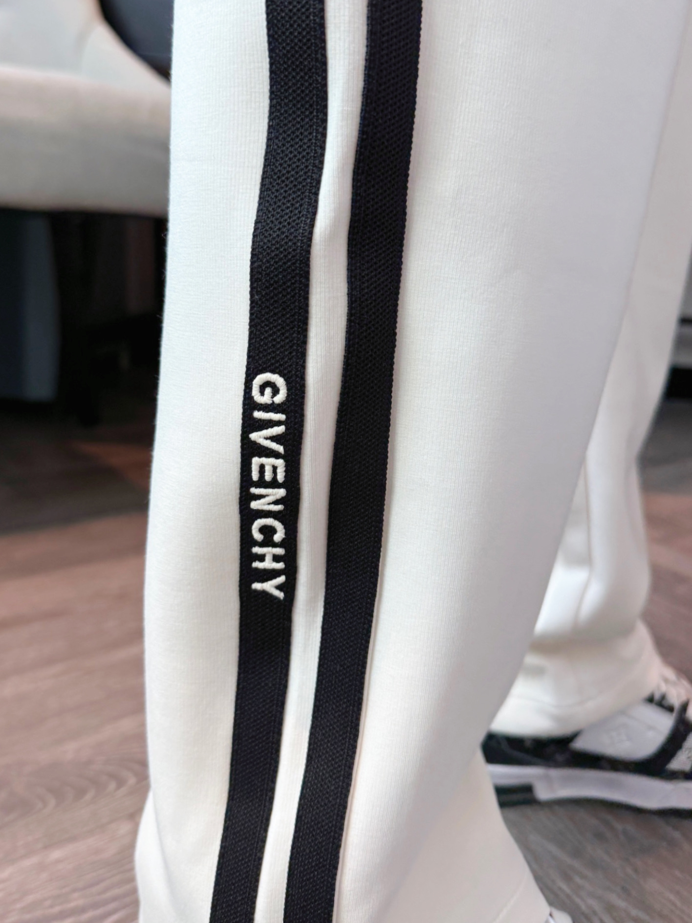 纪梵希 顶级货品🐮 🆕2025秋冬新款休闲裤！官网同步发售。品牌经典LOGO休闲裤 ，定制面料，舒适度极