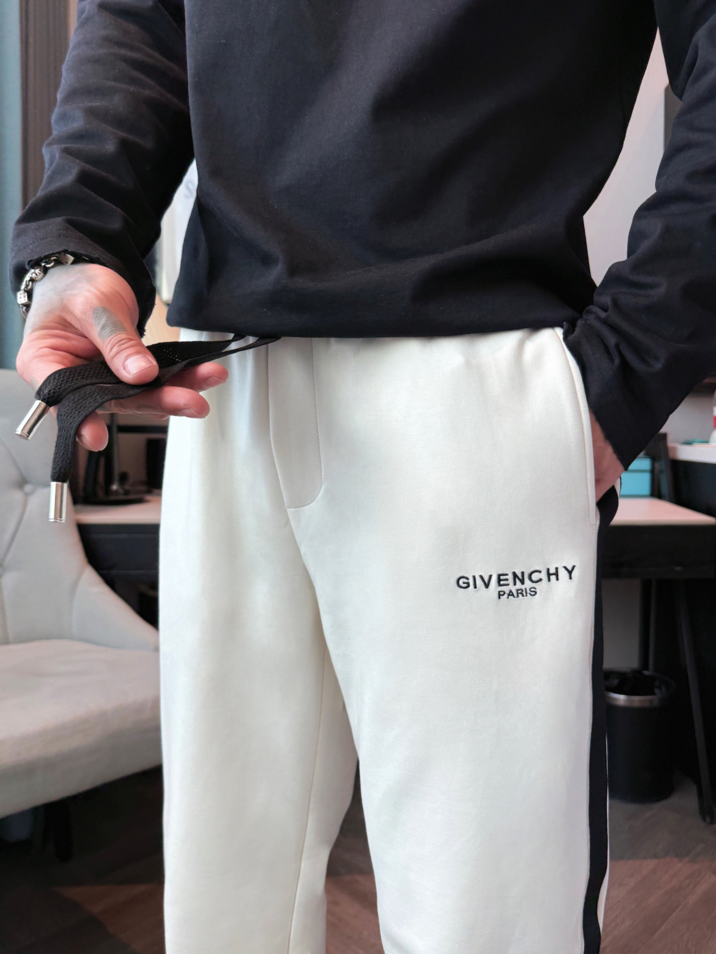 纪梵希 顶级货品🐮 🆕2025秋冬新款休闲裤！官网同步发售。品牌经典LOGO休闲裤 ，定制面料，舒适度极