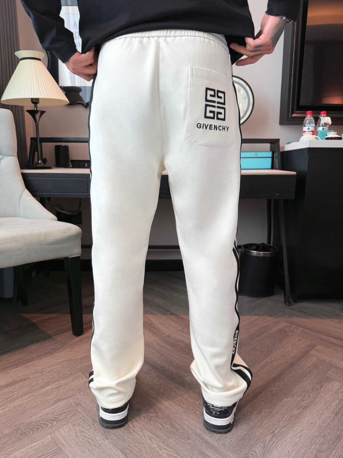纪梵希 顶级货品🐮 🆕2025秋冬新款休闲裤！官网同步发售。品牌经典LOGO休闲裤 ，定制面料，舒适度极