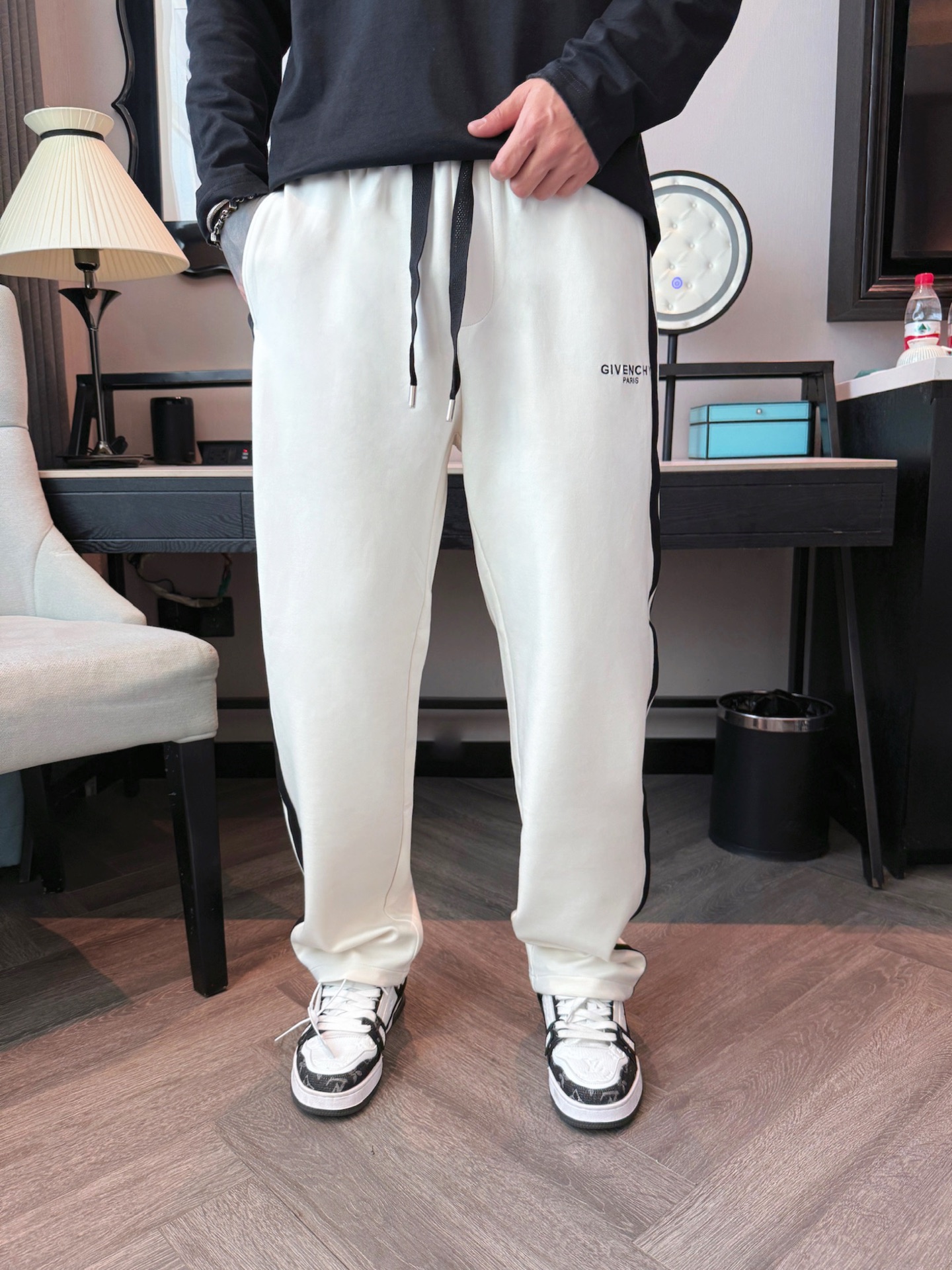 纪梵希 顶级货品🐮 🆕2025秋冬新款休闲裤！官网同步发售。品牌经典LOGO休闲裤 ，定制面料，舒适度极