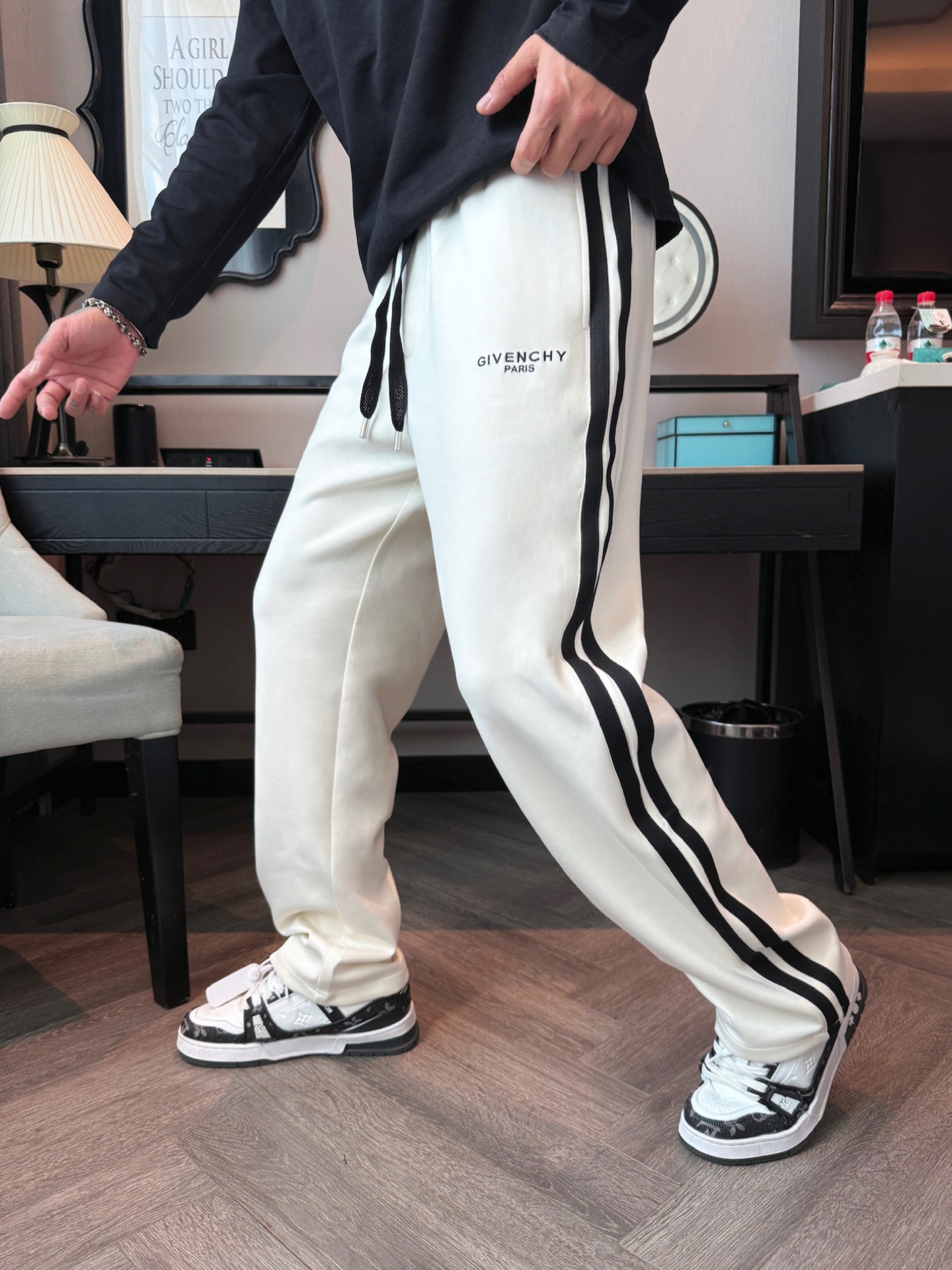 纪梵希 顶级货品🐮 🆕2025秋冬新款休闲裤！官网同步发售。品牌经典LOGO休闲裤 ，定制面料，舒适度极