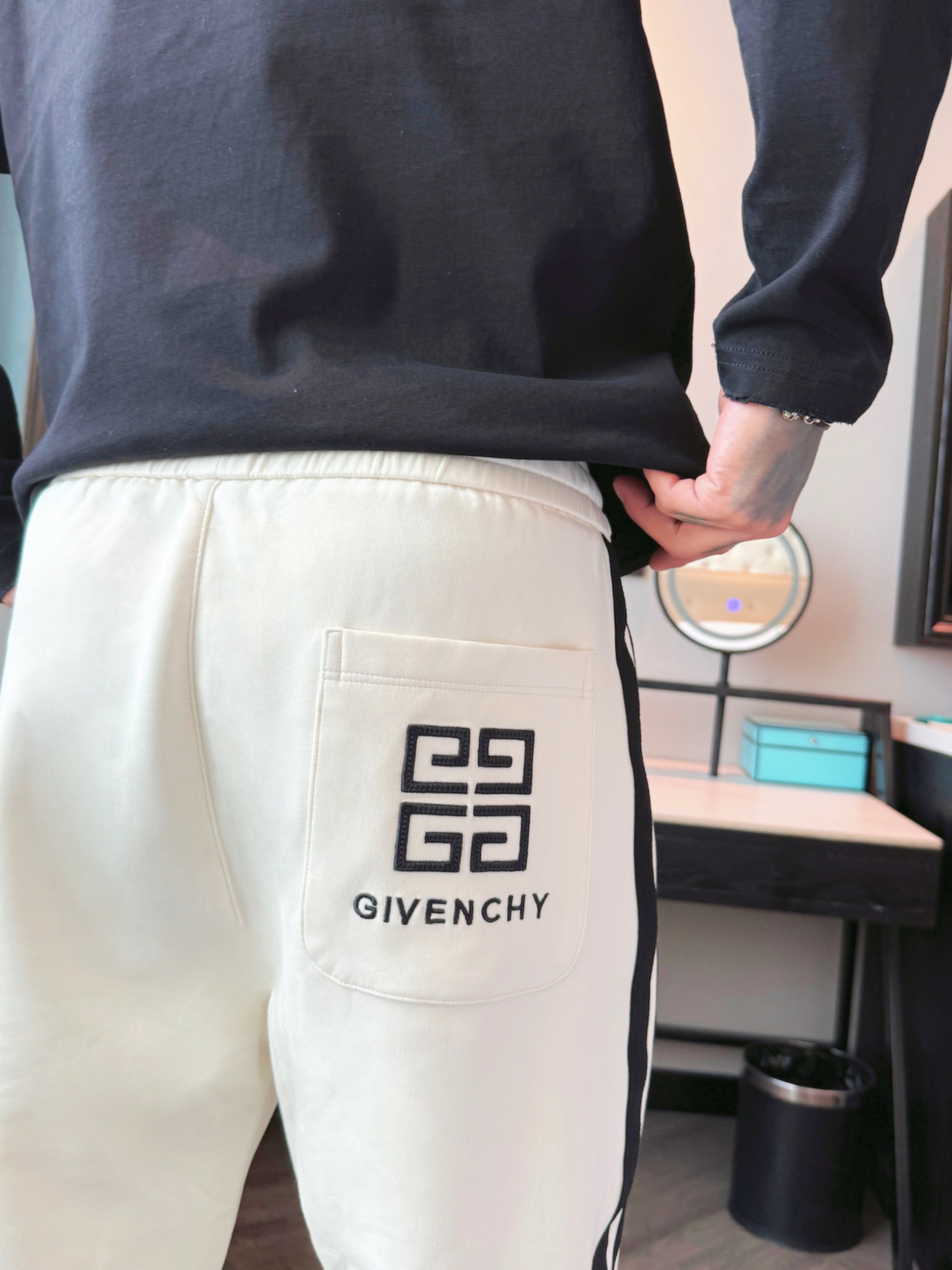 纪梵希 顶级货品🐮 🆕2025秋冬新款休闲裤！官网同步发售。品牌经典LOGO休闲裤 ，定制面料，舒适度极