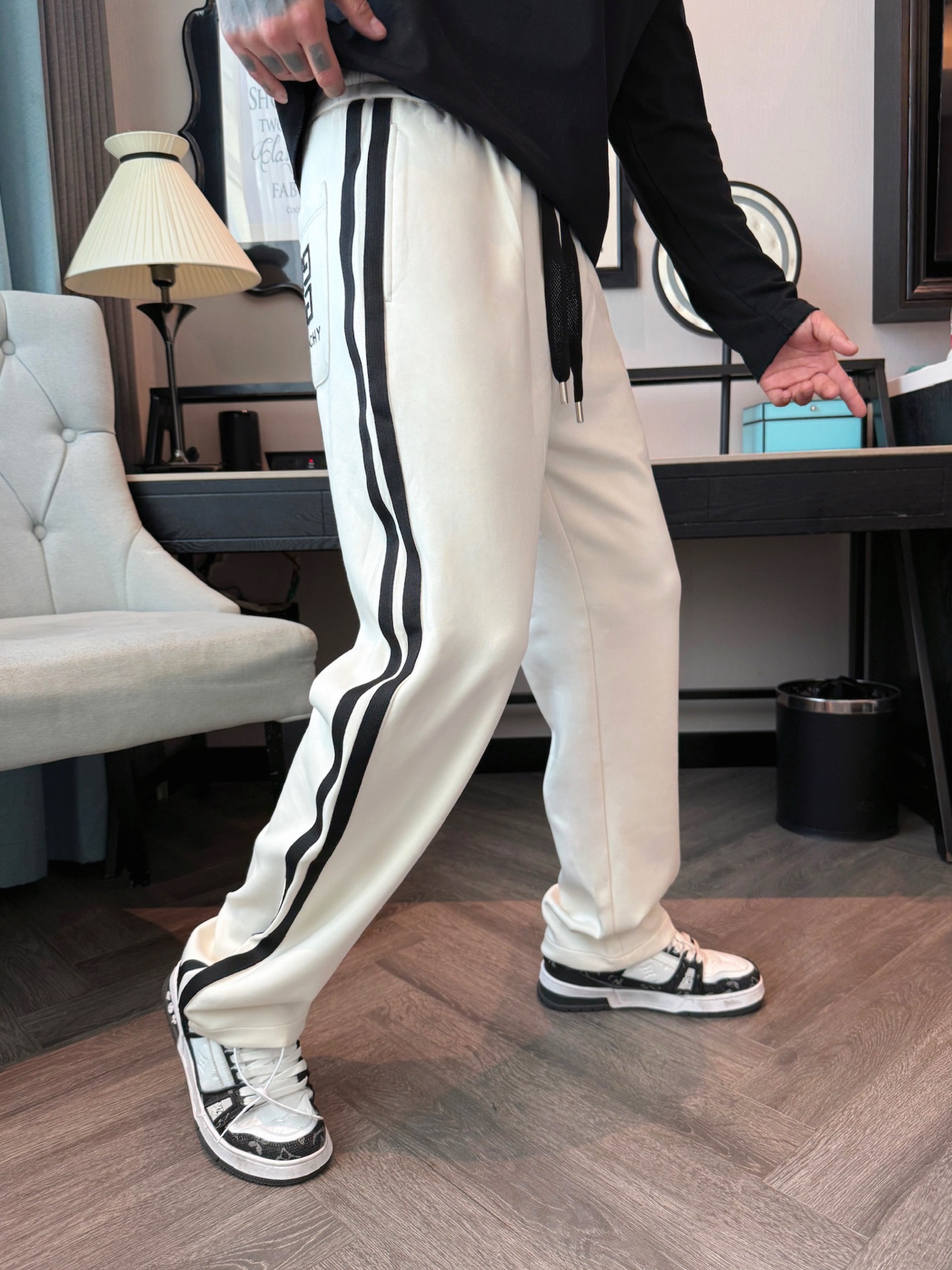 纪梵希 顶级货品🐮 🆕2025秋冬新款休闲裤！官网同步发售。品牌经典LOGO休闲裤 ，定制面料，舒适度极