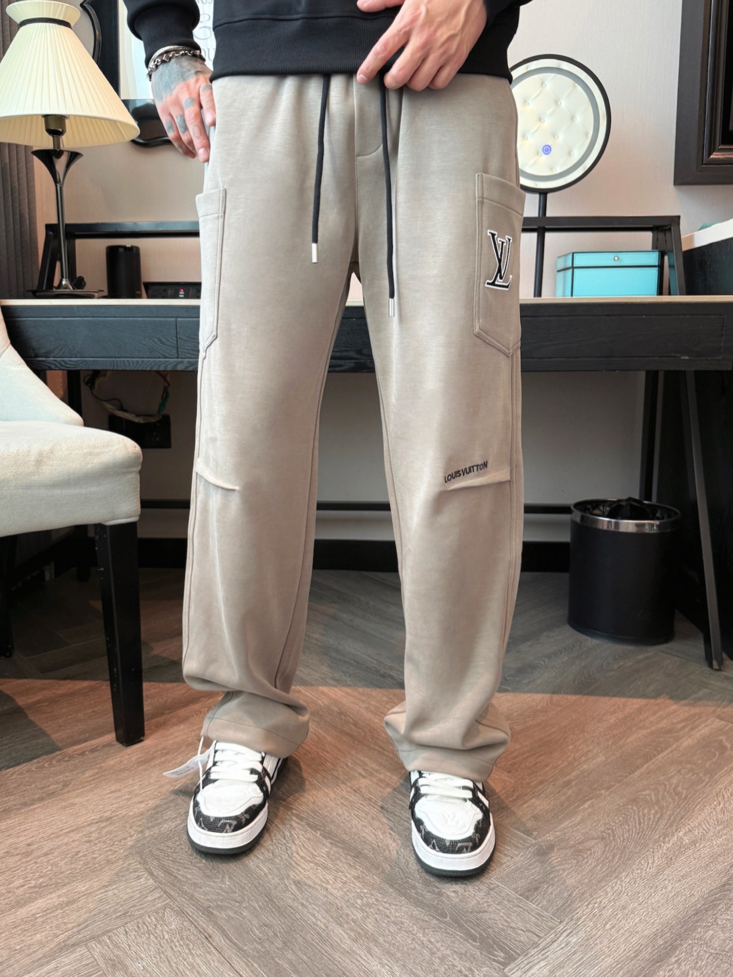 LV 顶级货品🐮 🆕2025秋冬新款休闲裤！官网同步发售。品牌经典LOGO休闲裤 ，定制面料，舒适度极好