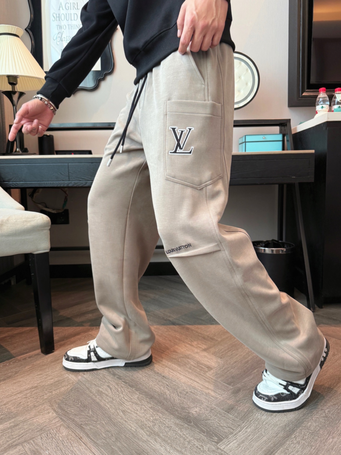 LV 顶级货品🐮 🆕2025秋冬新款休闲裤！官网同步发售。品牌经典LOGO休闲裤 ，定制面料，舒适度极好