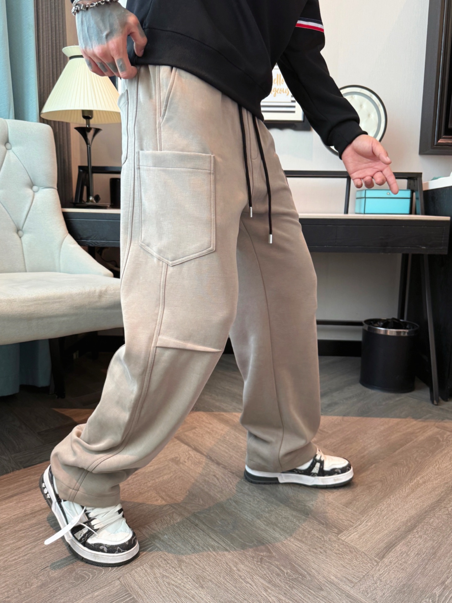 LV 顶级货品🐮 🆕2025秋冬新款休闲裤！官网同步发售。品牌经典LOGO休闲裤 ，定制面料，舒适度极好