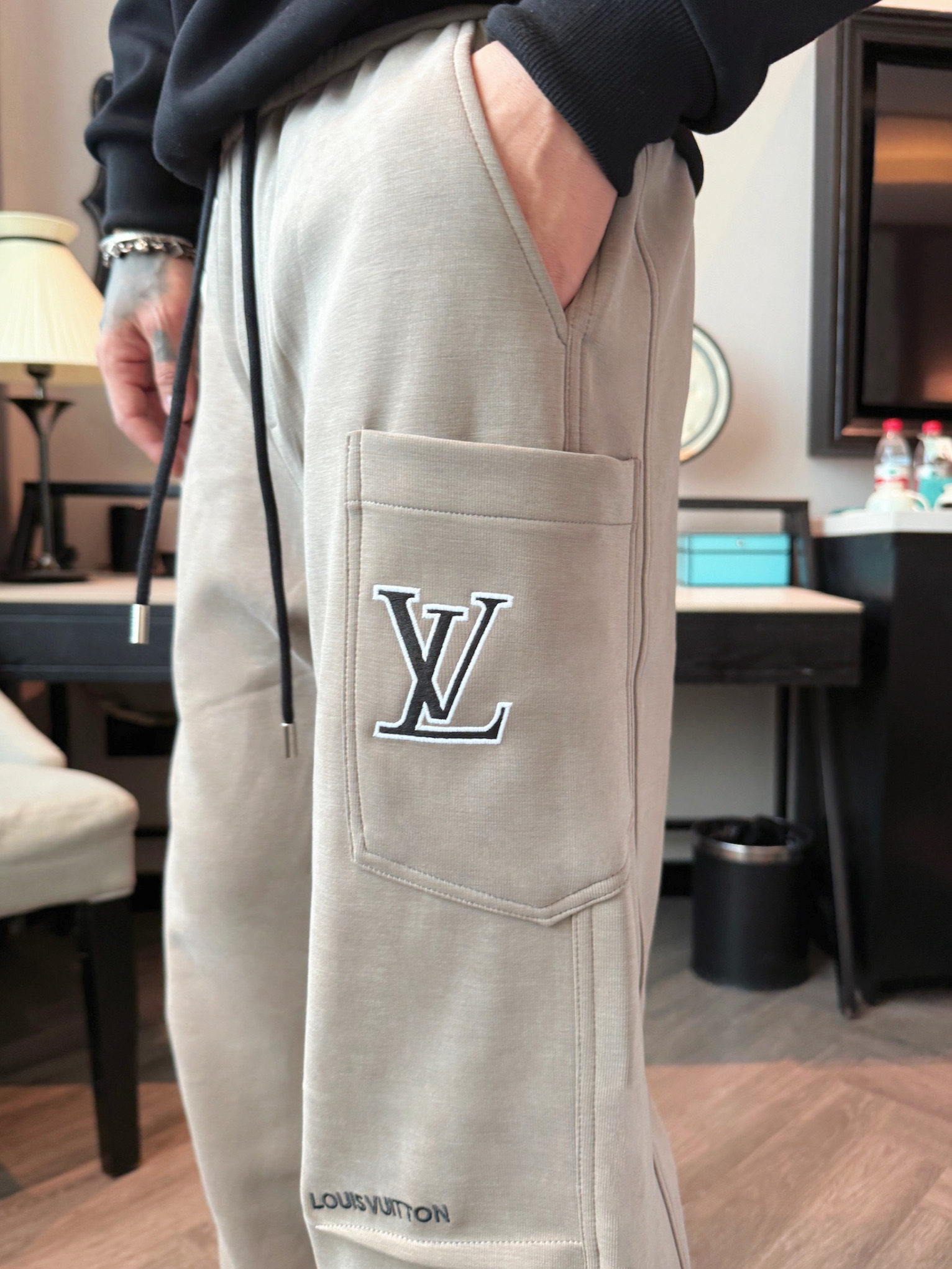 LV 顶级货品🐮 🆕2025秋冬新款休闲裤！官网同步发售。品牌经典LOGO休闲裤 ，定制面料，舒适度极好