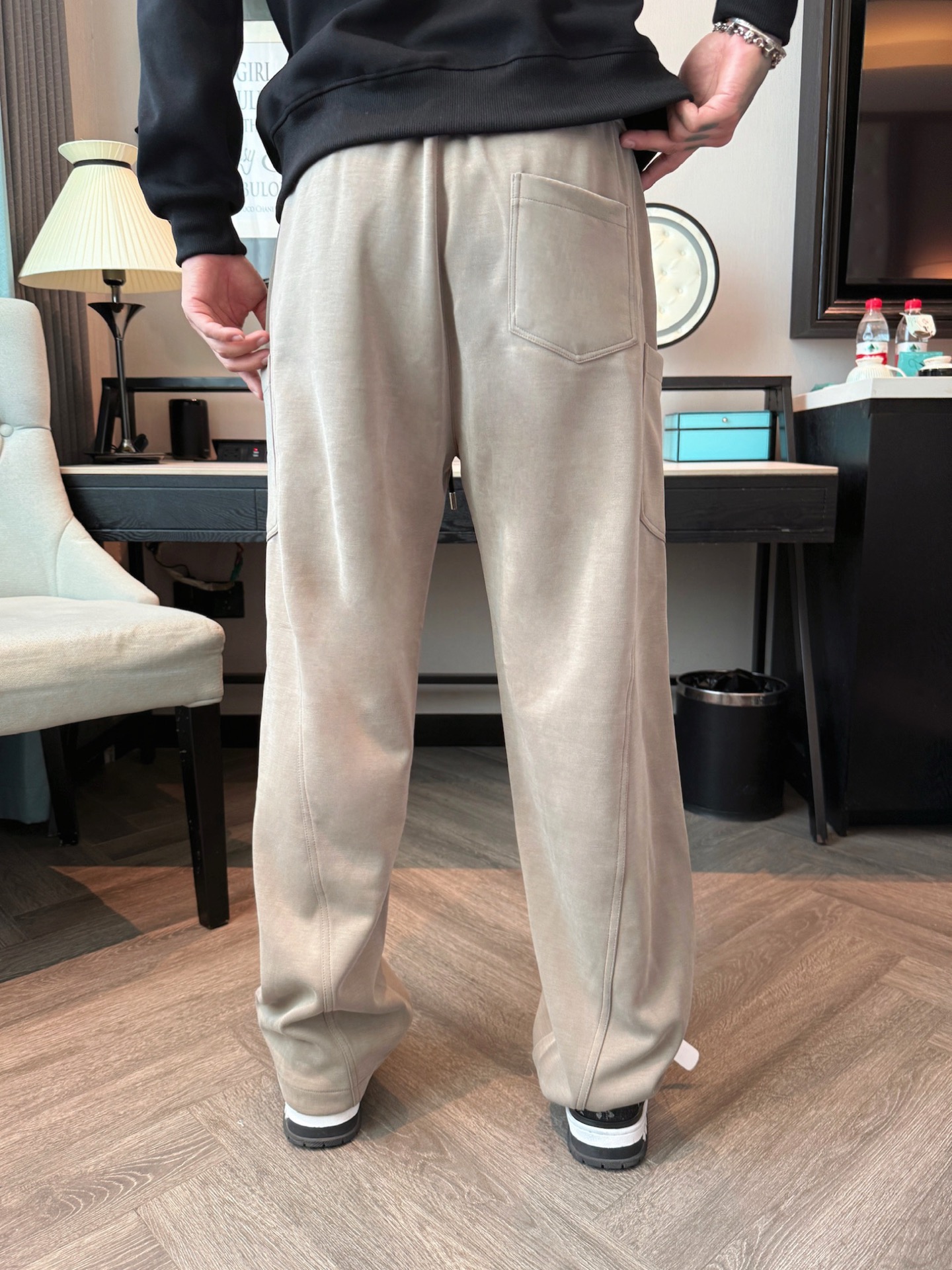 LV 顶级货品🐮 🆕2025秋冬新款休闲裤！官网同步发售。品牌经典LOGO休闲裤 ，定制面料，舒适度极好