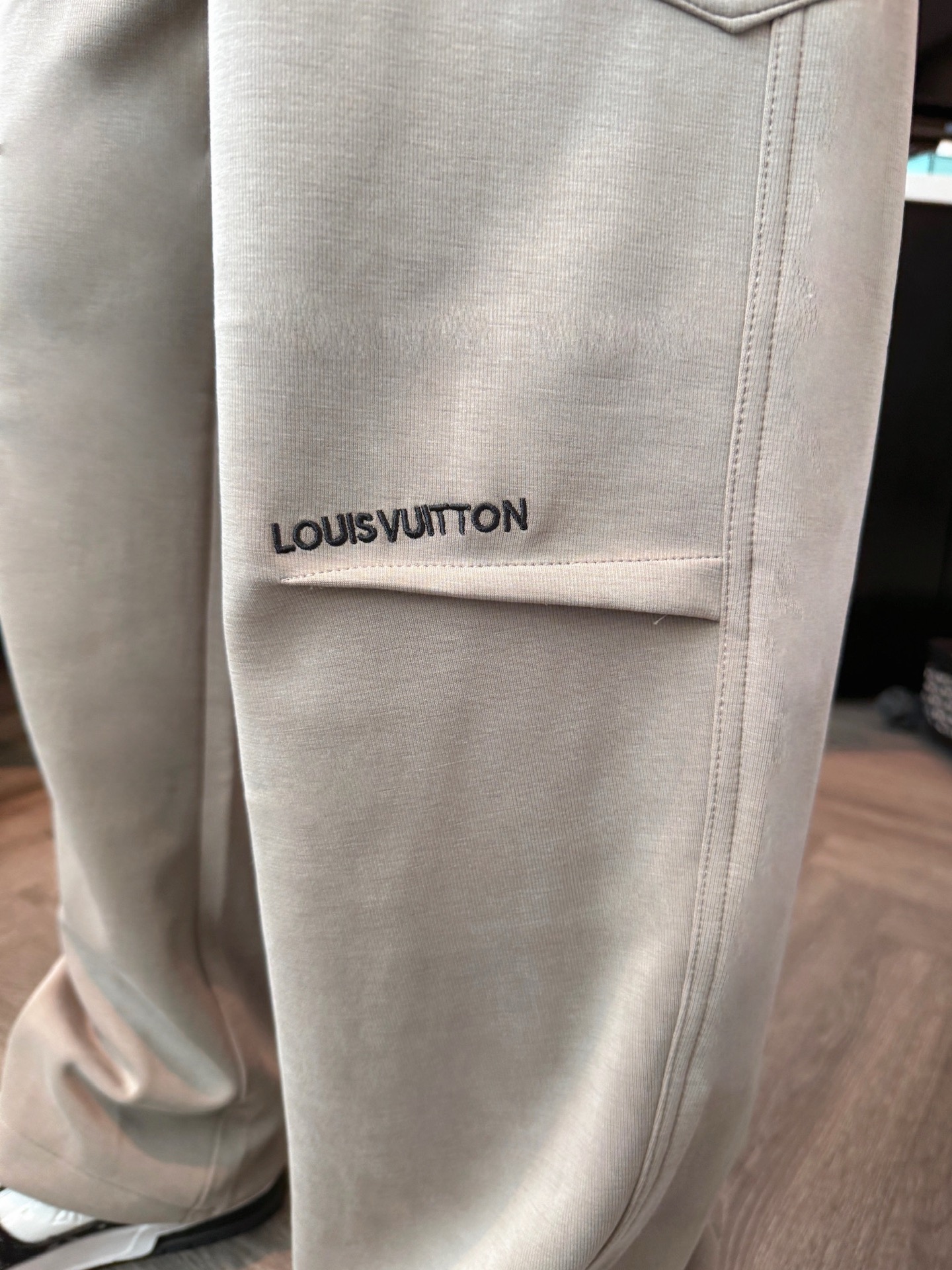 LV 顶级货品🐮 🆕2025秋冬新款休闲裤！官网同步发售。品牌经典LOGO休闲裤 ，定制面料，舒适度极好