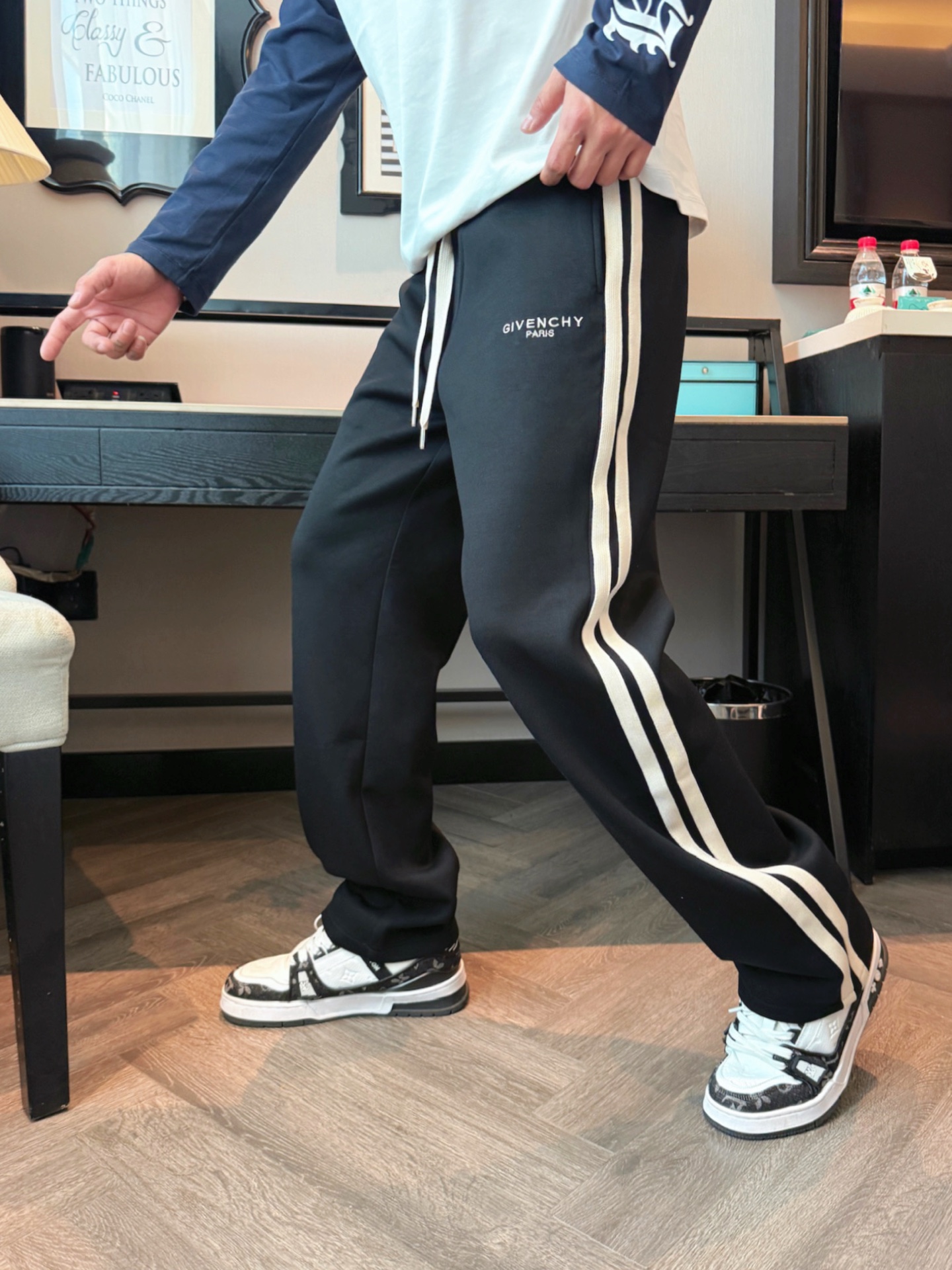 纪梵希 顶级货品🐮 🆕2025秋冬新款休闲裤！官网同步发售。品牌经典LOGO休闲裤 ，定制面料，舒适度极