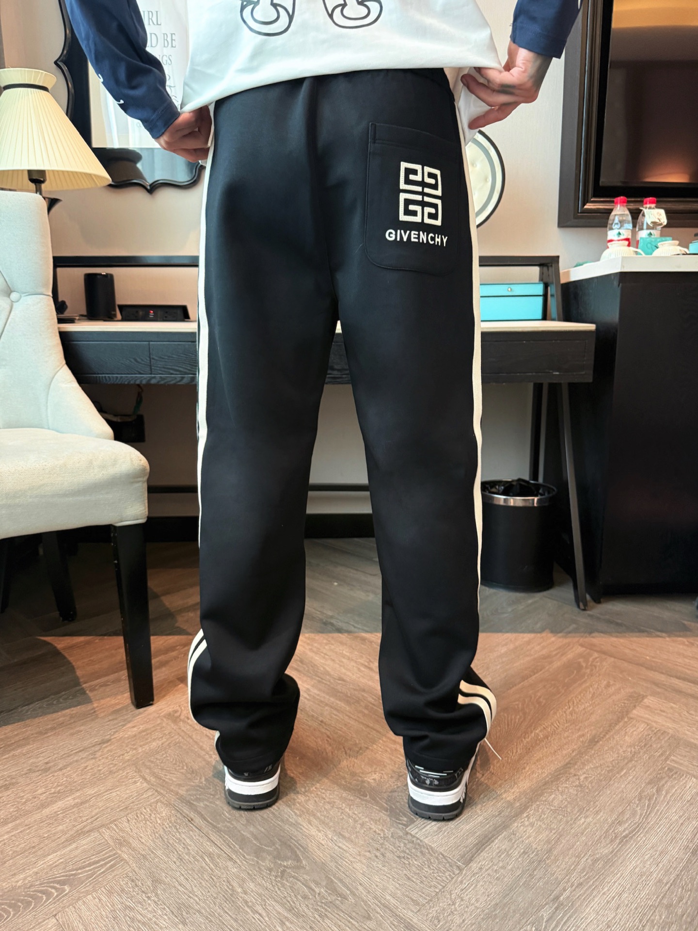 纪梵希 顶级货品🐮 🆕2025秋冬新款休闲裤！官网同步发售。品牌经典LOGO休闲裤 ，定制面料，舒适度极