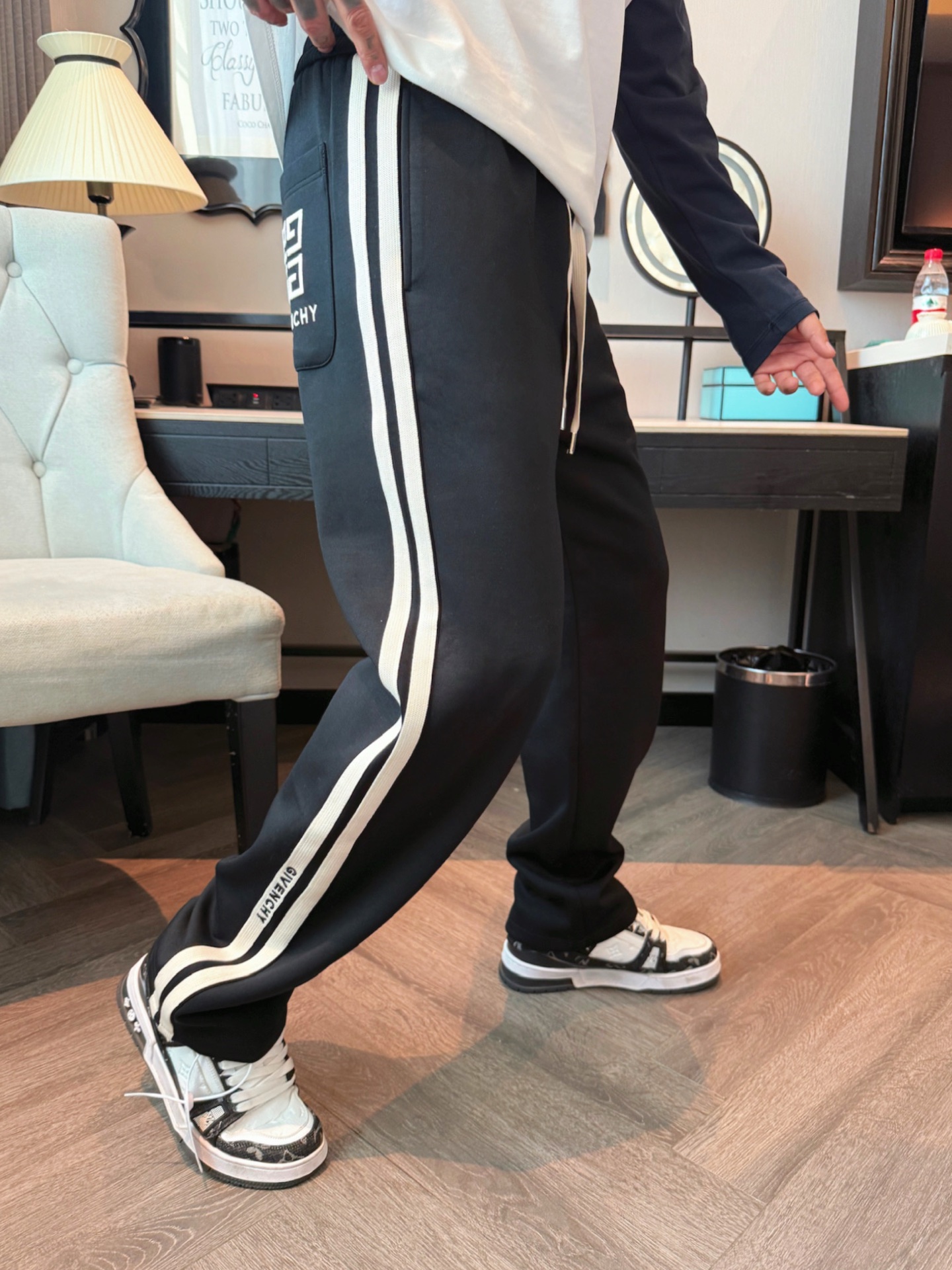 纪梵希 顶级货品🐮 🆕2025秋冬新款休闲裤！官网同步发售。品牌经典LOGO休闲裤 ，定制面料，舒适度极