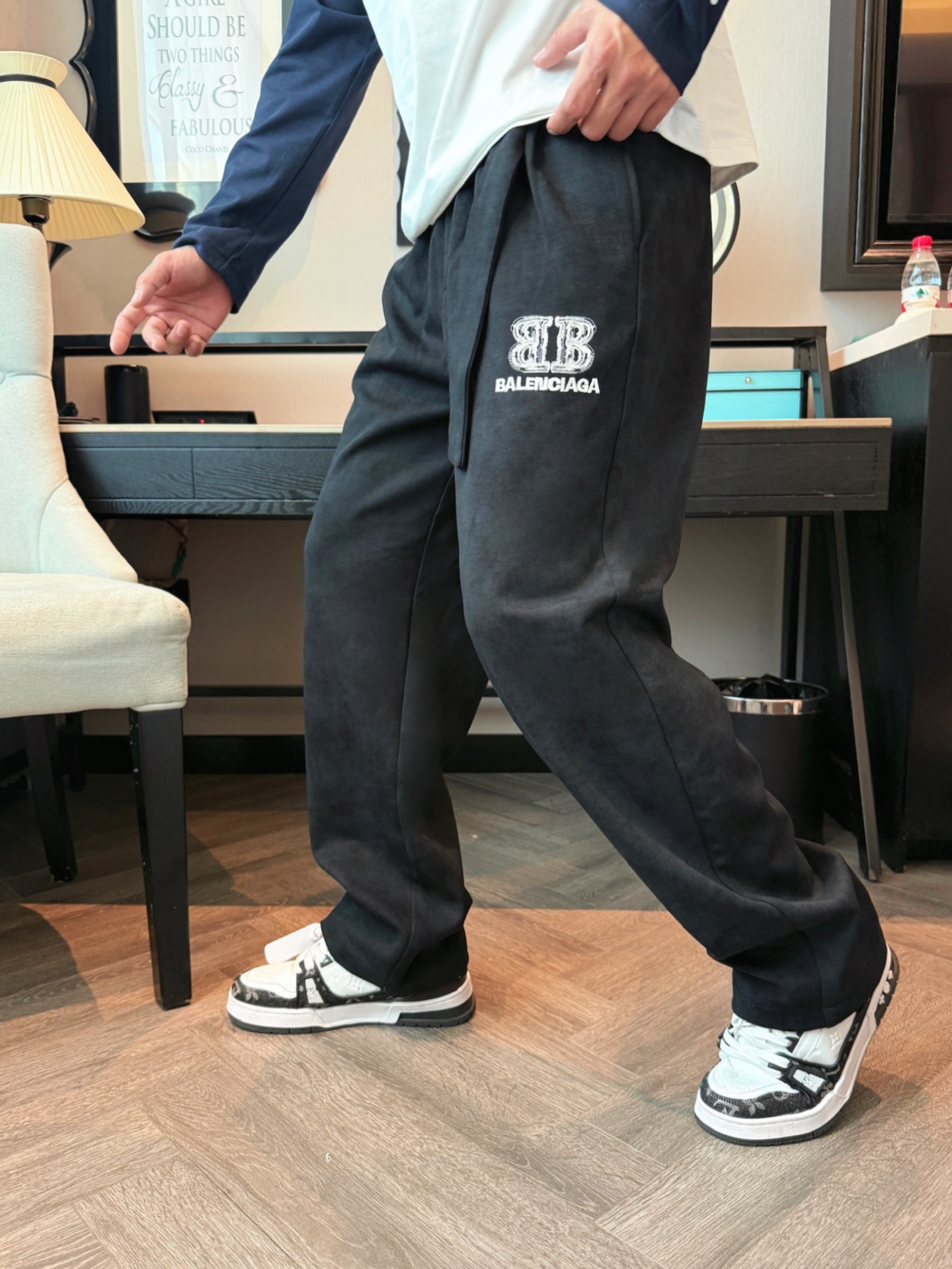 巴黎世家 顶级货品🐮 🆕2025秋冬新款休闲裤！官网同步发售。品牌经典LOGO休闲裤 ，定制面料，舒适度