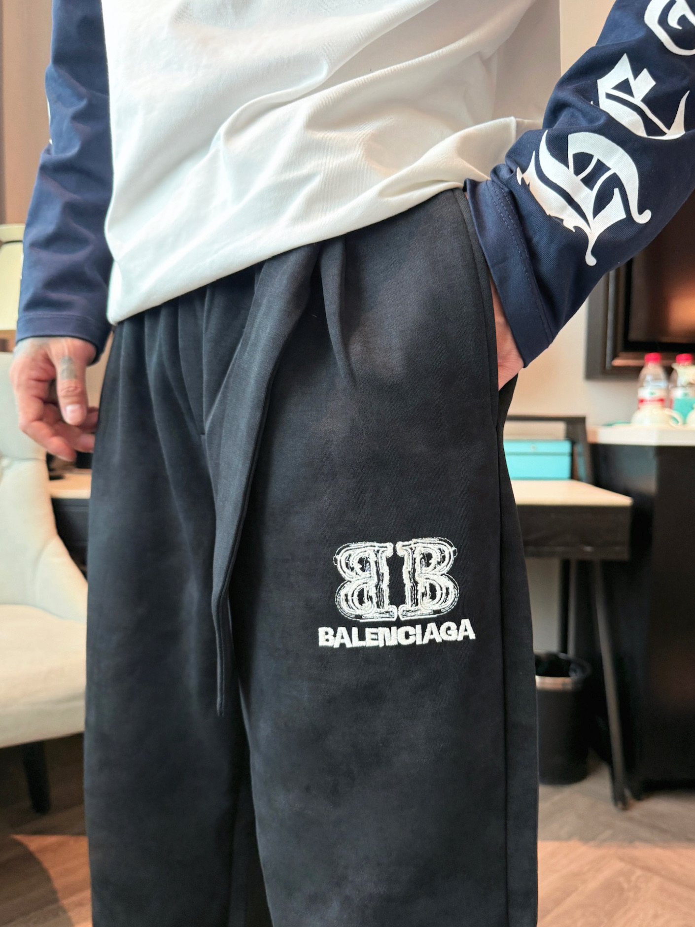 巴黎世家 顶级货品🐮 🆕2025秋冬新款休闲裤！官网同步发售。品牌经典LOGO休闲裤 ，定制面料，舒适度