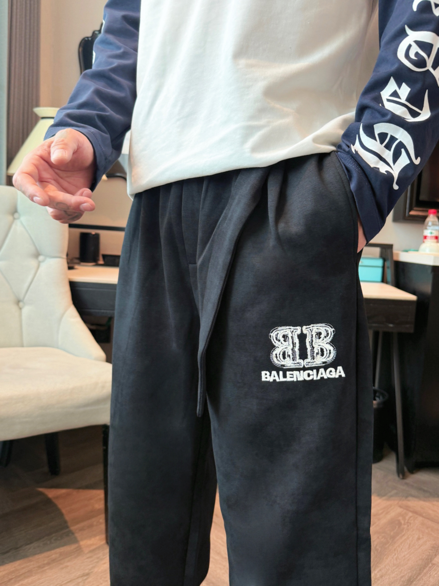 巴黎世家 顶级货品🐮 🆕2025秋冬新款休闲裤！官网同步发售。品牌经典LOGO休闲裤 ，定制面料，舒适度