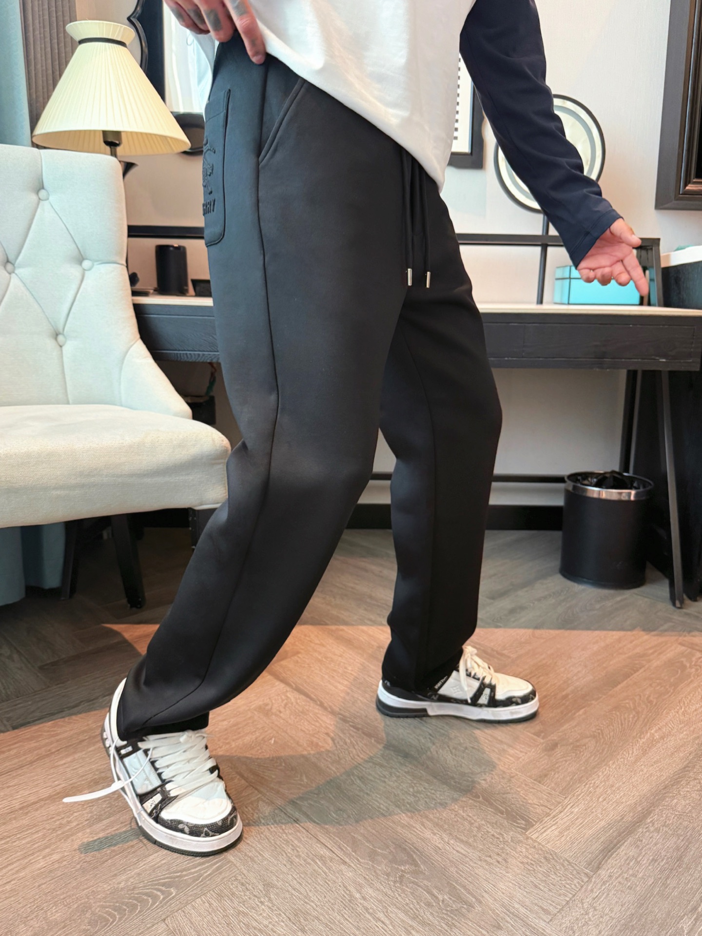 巴宝莉 顶级货品🐮 🆕2025秋冬新款休闲裤！官网同步发售。品牌经典LOGO休闲裤 ，定制面料，舒适度极