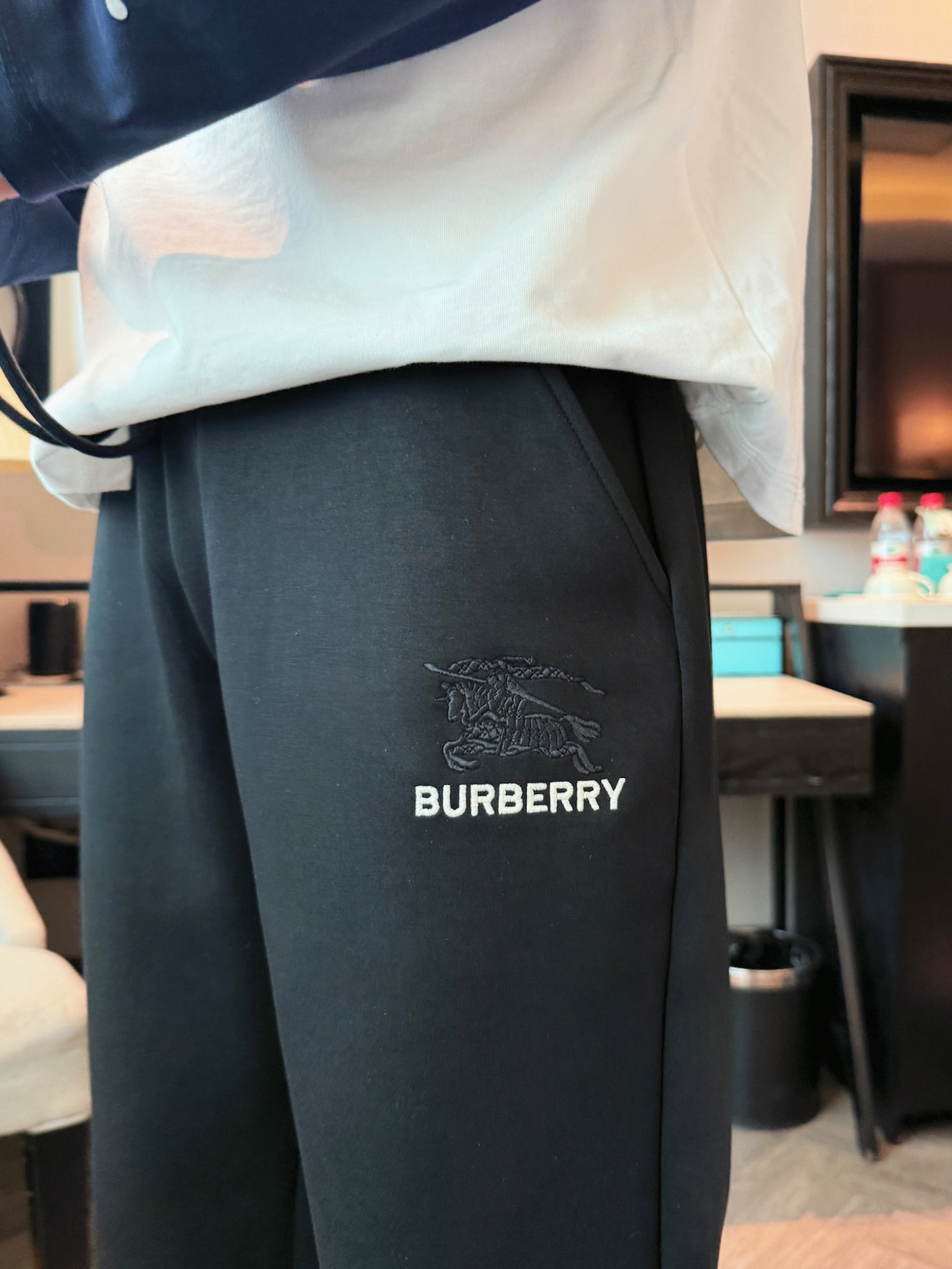 巴宝莉 顶级货品🐮 🆕2025秋冬新款休闲裤！官网同步发售。品牌经典LOGO休闲裤 ，定制面料，舒适度极