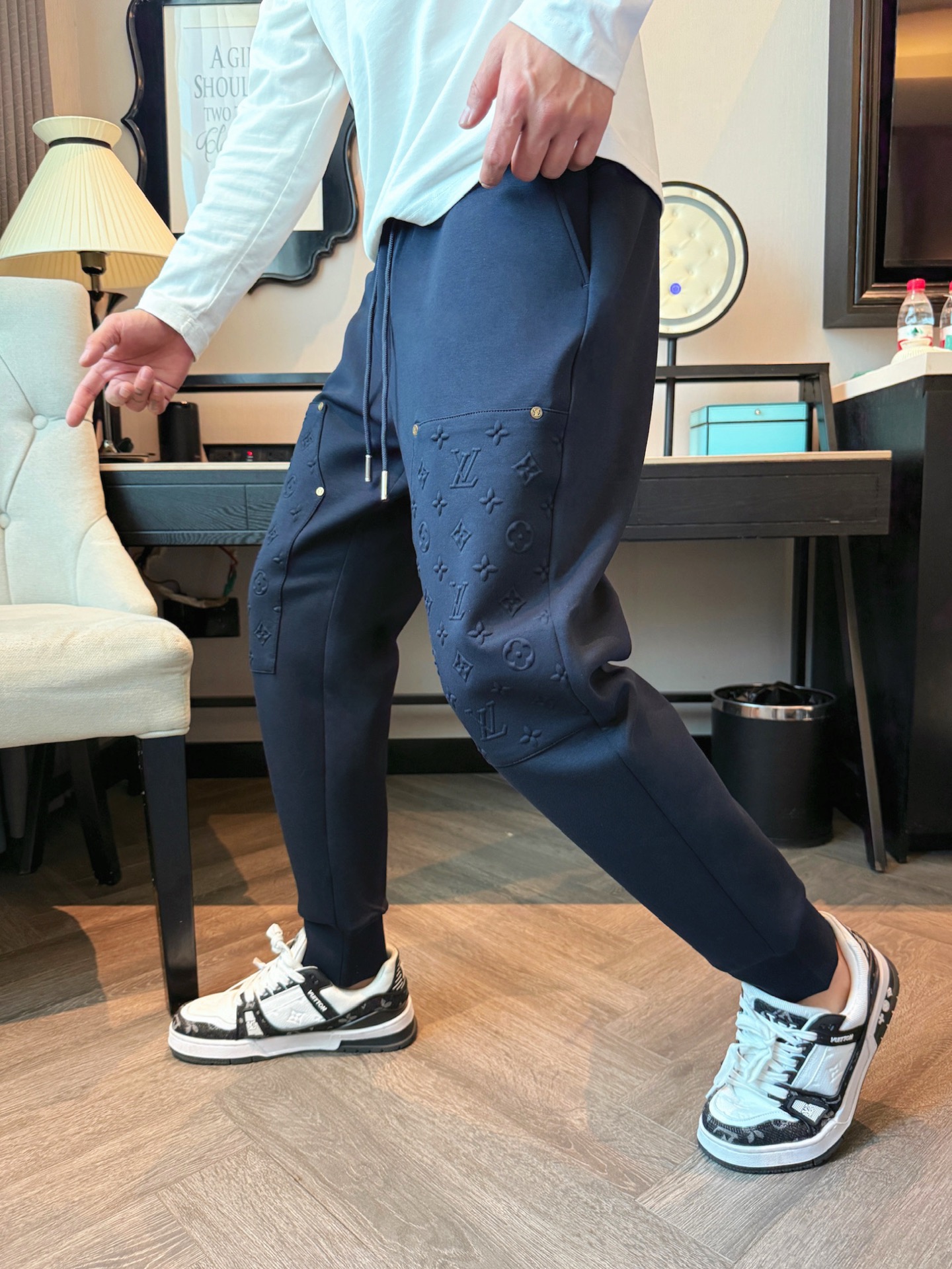 LV 顶级货品🐮 🆕2025秋冬新款休闲裤！官网同步发售。品牌经典LOGO休闲裤 ，定制面料，舒适度极好