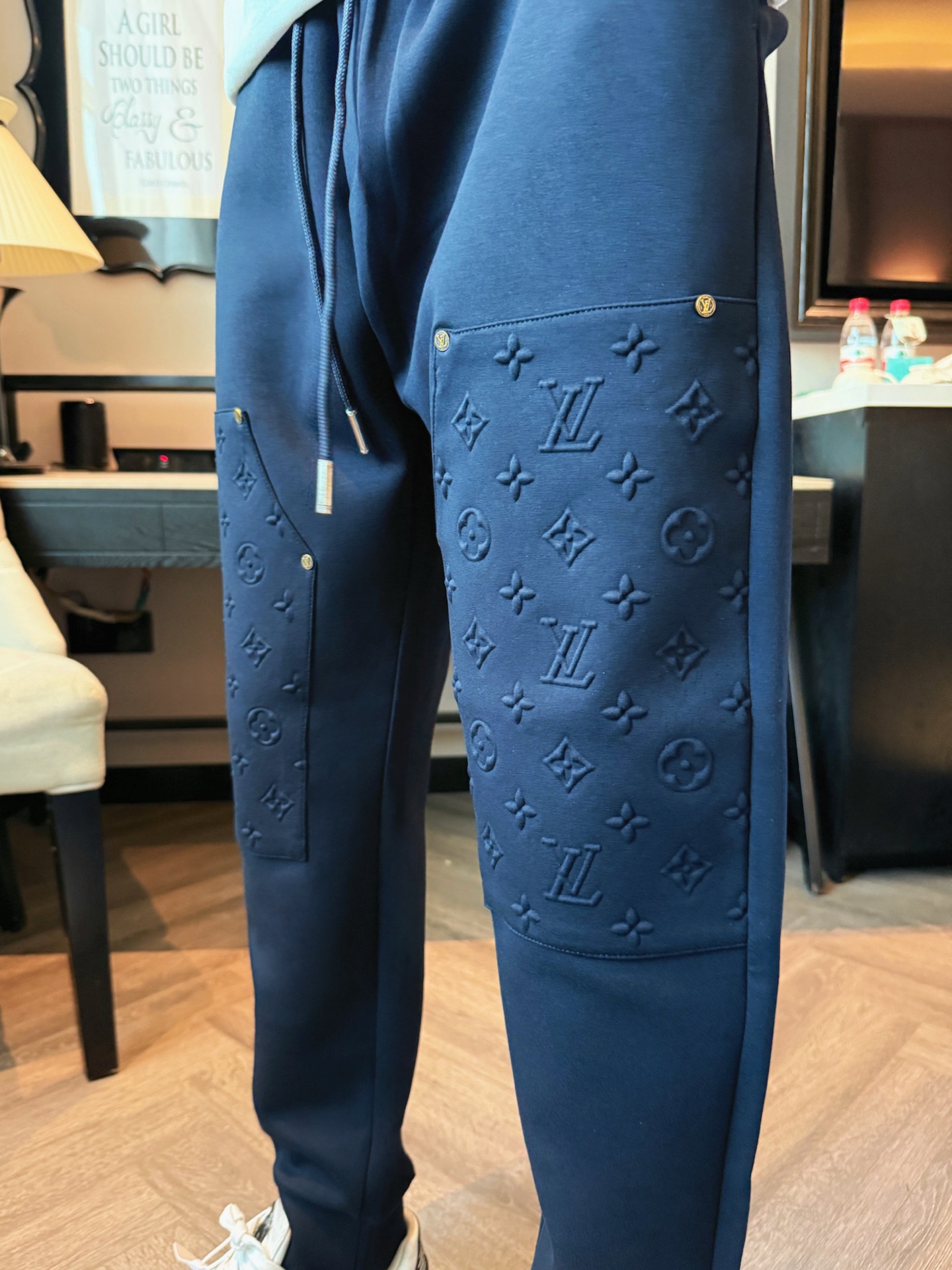 LV 顶级货品🐮 🆕2025秋冬新款休闲裤！官网同步发售。品牌经典LOGO休闲裤 ，定制面料，舒适度极好