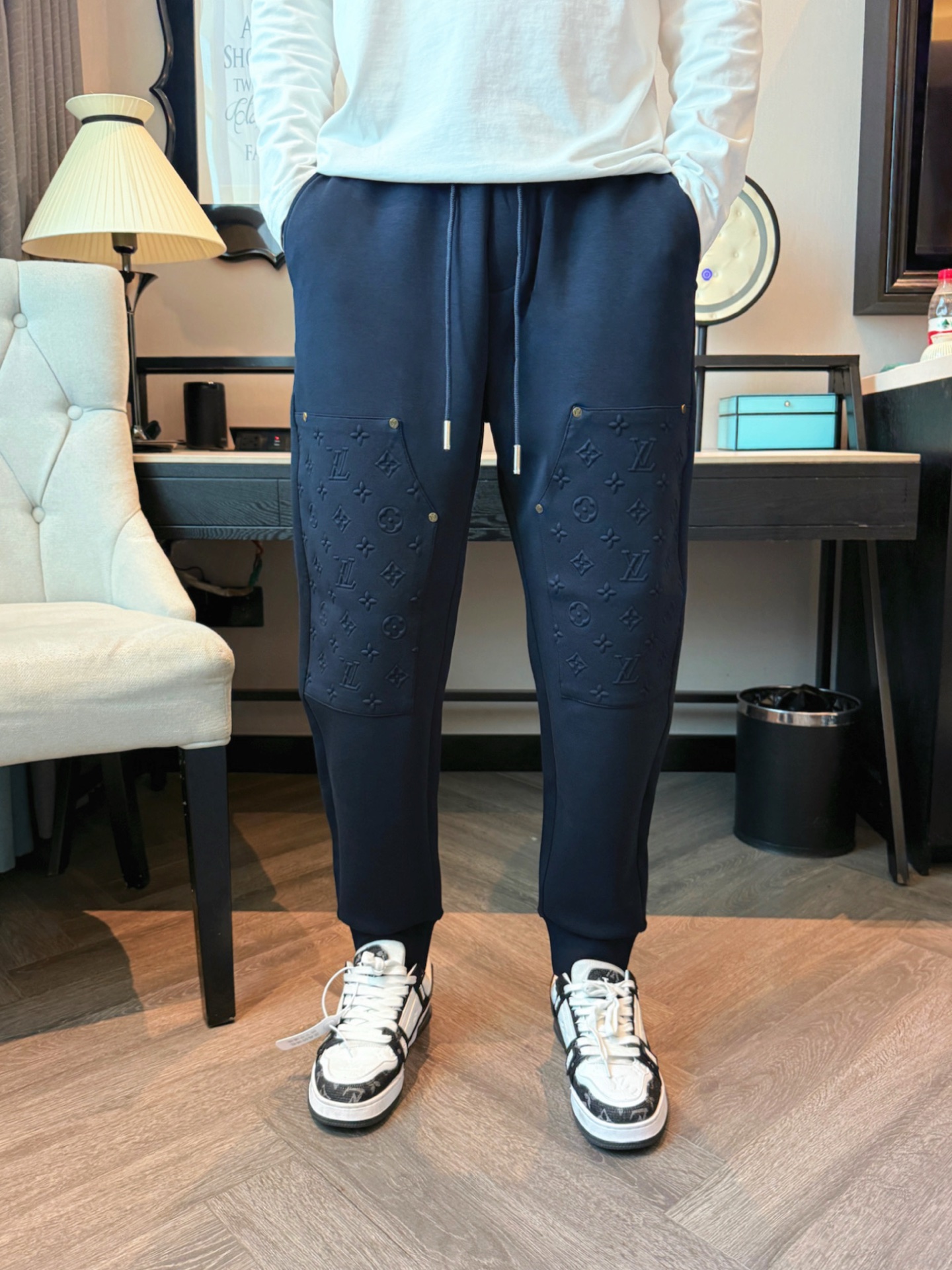 LV 顶级货品🐮 🆕2025秋冬新款休闲裤！官网同步发售。品牌经典LOGO休闲裤 ，定制面料，舒适度极好