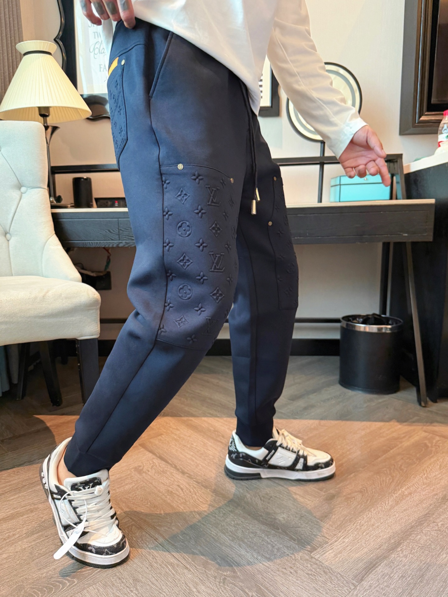 LV 顶级货品🐮 🆕2025秋冬新款休闲裤！官网同步发售。品牌经典LOGO休闲裤 ，定制面料，舒适度极好
