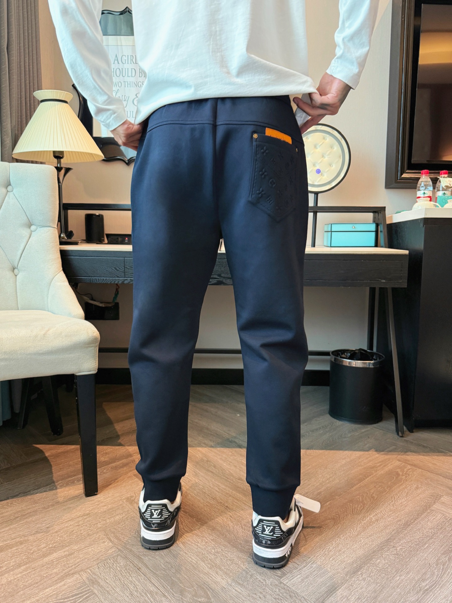 LV 顶级货品🐮 🆕2025秋冬新款休闲裤！官网同步发售。品牌经典LOGO休闲裤 ，定制面料，舒适度极好