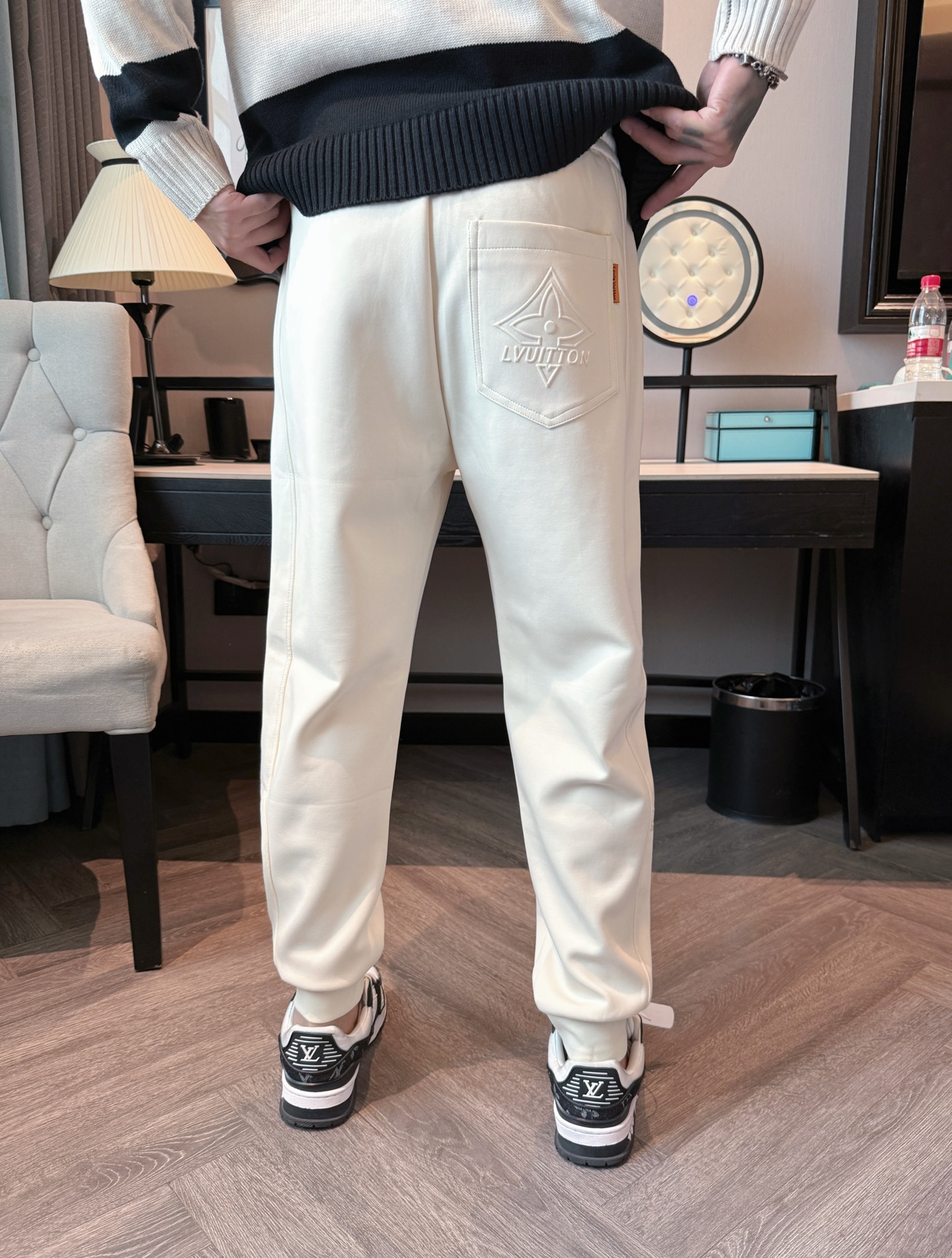 LV 顶级货品🐮 🆕2025秋冬新款休闲裤！官网同步发售。品牌经典LOGO休闲裤 ，定制面料，舒适度极好