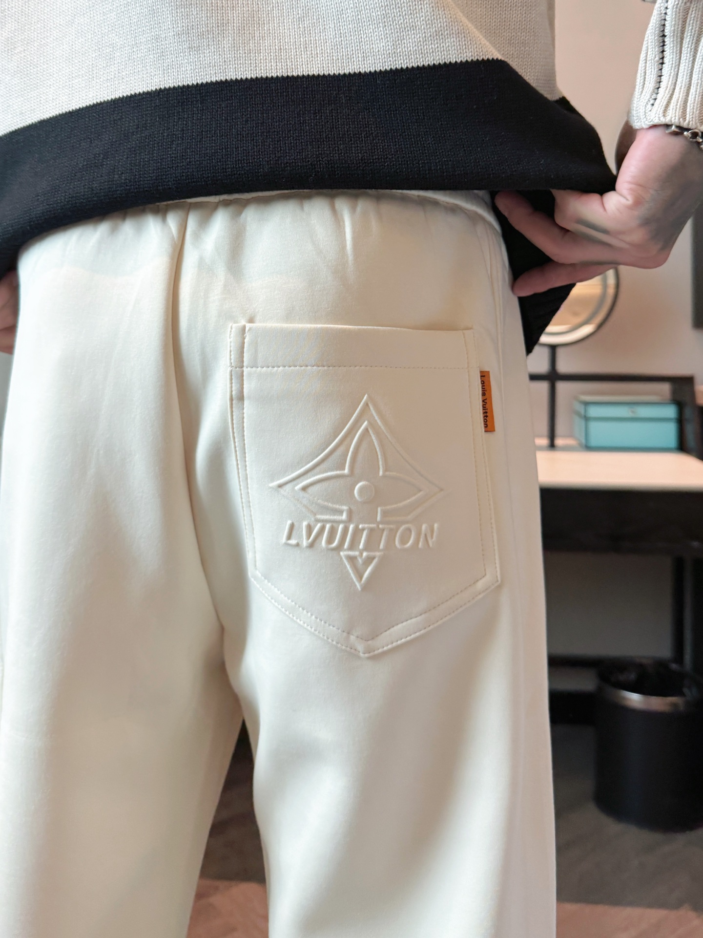 LV 顶级货品🐮 🆕2025秋冬新款休闲裤！官网同步发售。品牌经典LOGO休闲裤 ，定制面料，舒适度极好