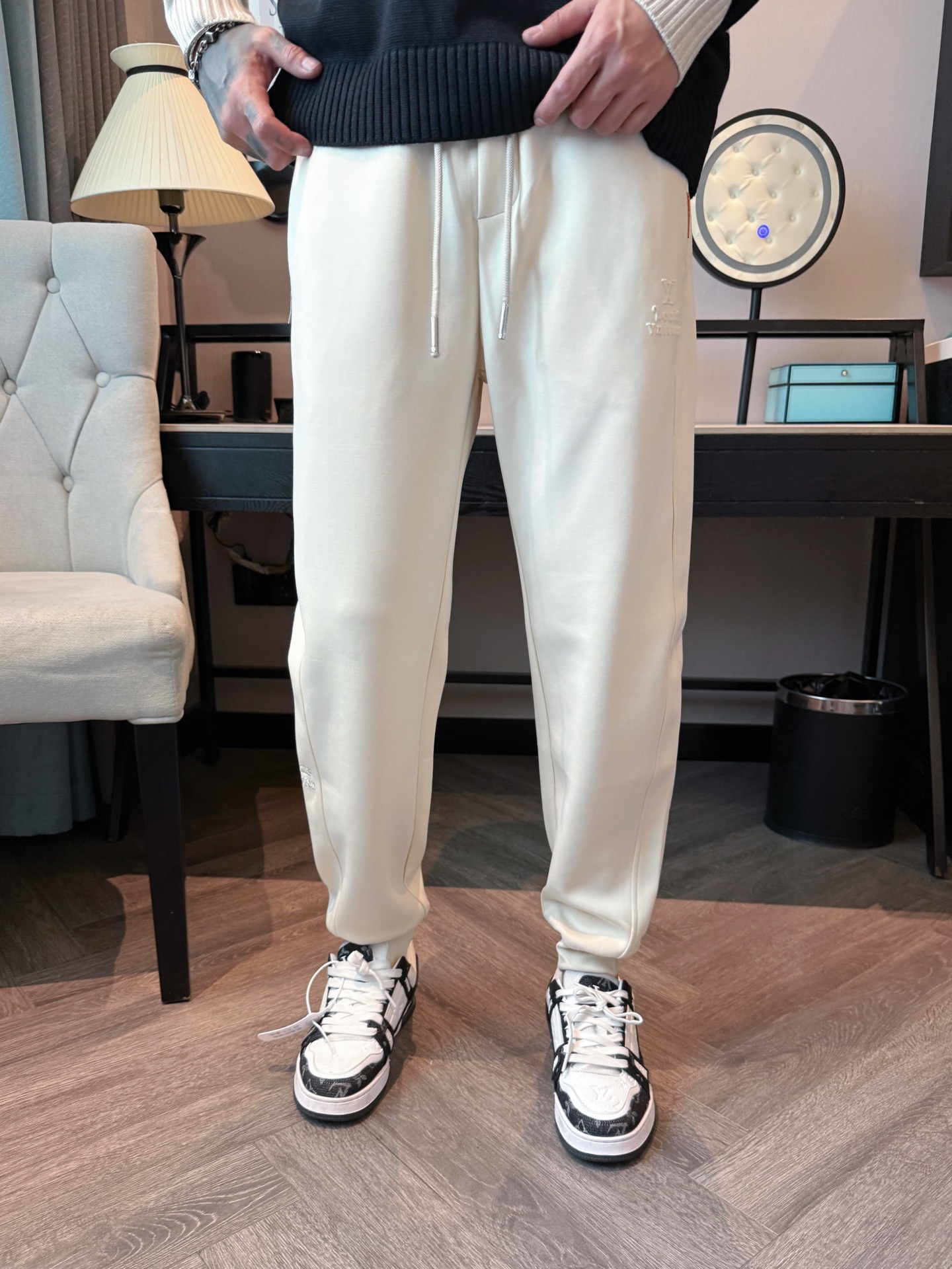 LV 顶级货品🐮 🆕2025秋冬新款休闲裤！官网同步发售。品牌经典LOGO休闲裤 ，定制面料，舒适度极好