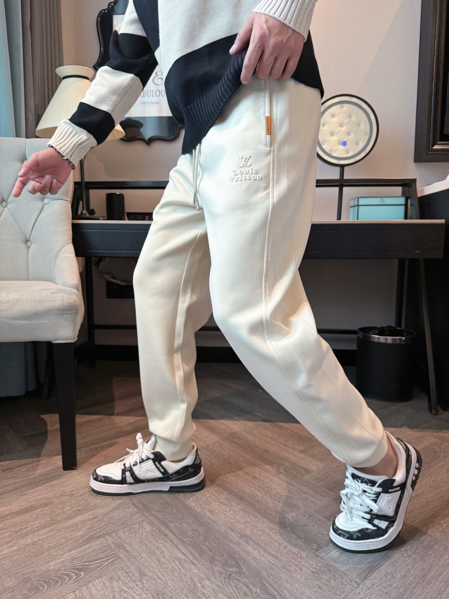 LV 顶级货品🐮 🆕2025秋冬新款休闲裤！官网同步发售。品牌经典LOGO休闲裤 ，定制面料，舒适度极好