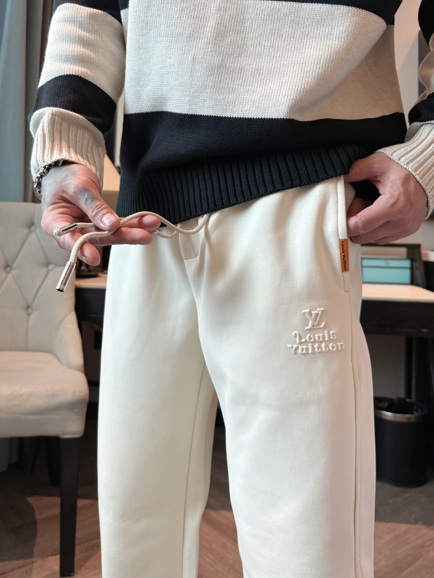 LV 顶级货品🐮 🆕2025秋冬新款休闲裤！官网同步发售。品牌经典LOGO休闲裤 ，定制面料，舒适度极好