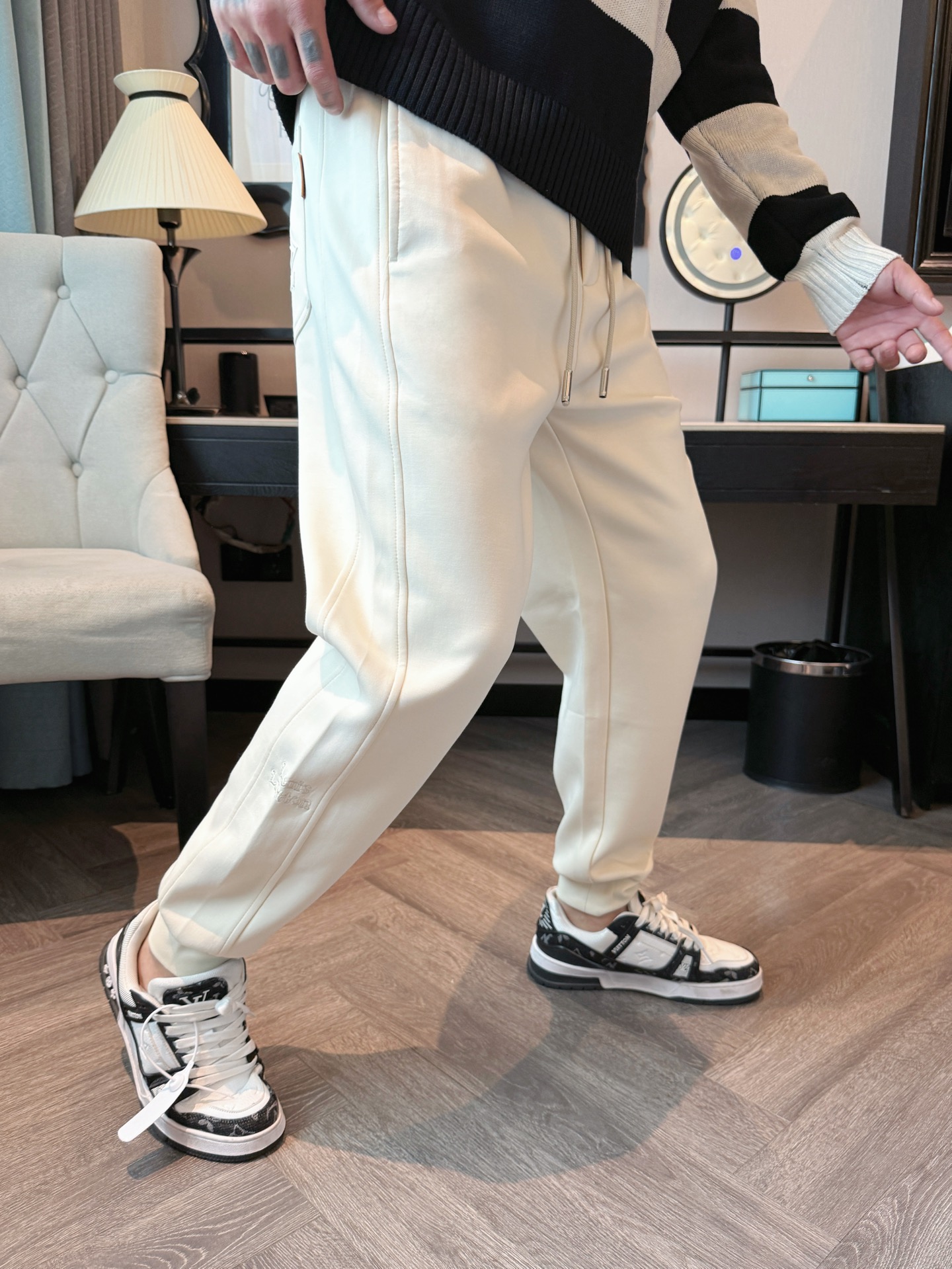 LV 顶级货品🐮 🆕2025秋冬新款休闲裤！官网同步发售。品牌经典LOGO休闲裤 ，定制面料，舒适度极好