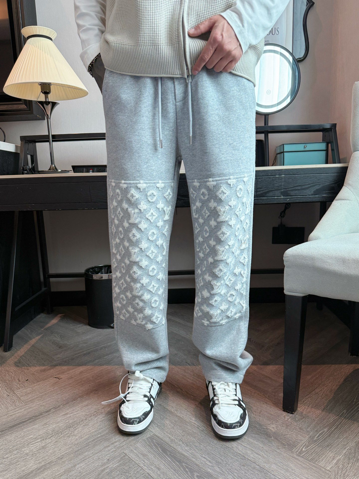 LV 顶级货品🐮 🆕2025秋冬新款休闲裤！官网同步发售。品牌经典LOGO休闲裤 ，定制面料，舒适度极好