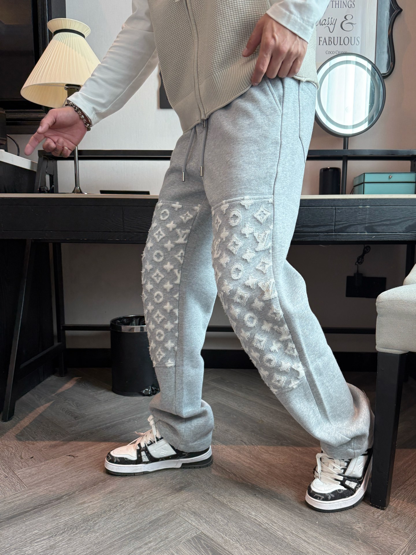 LV 顶级货品🐮 🆕2025秋冬新款休闲裤！官网同步发售。品牌经典LOGO休闲裤 ，定制面料，舒适度极好